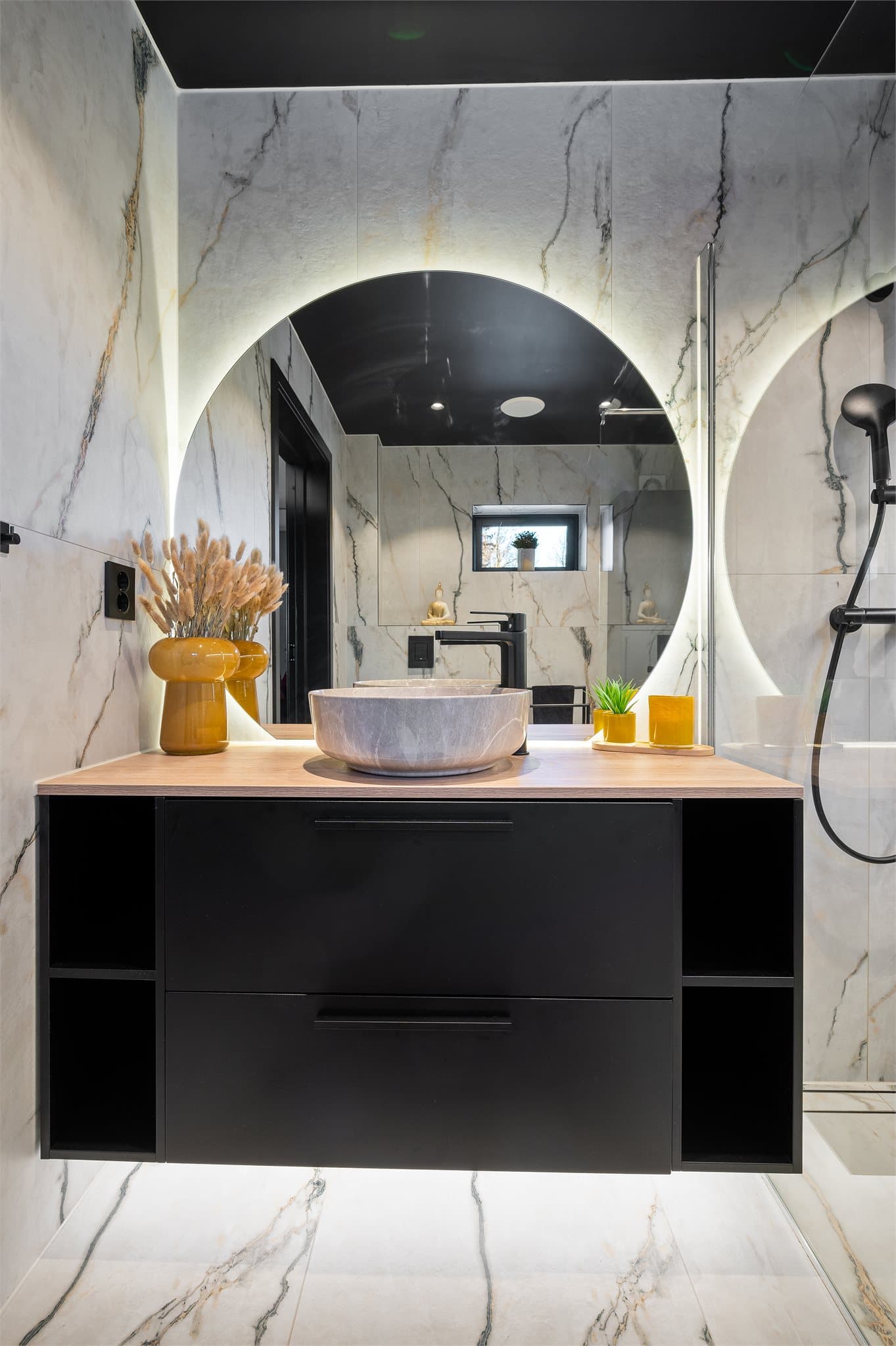 Baderomsinnredningen gir rikelig med oppbevaring og er designet for å kombinere funksjonalitet og estetikk.