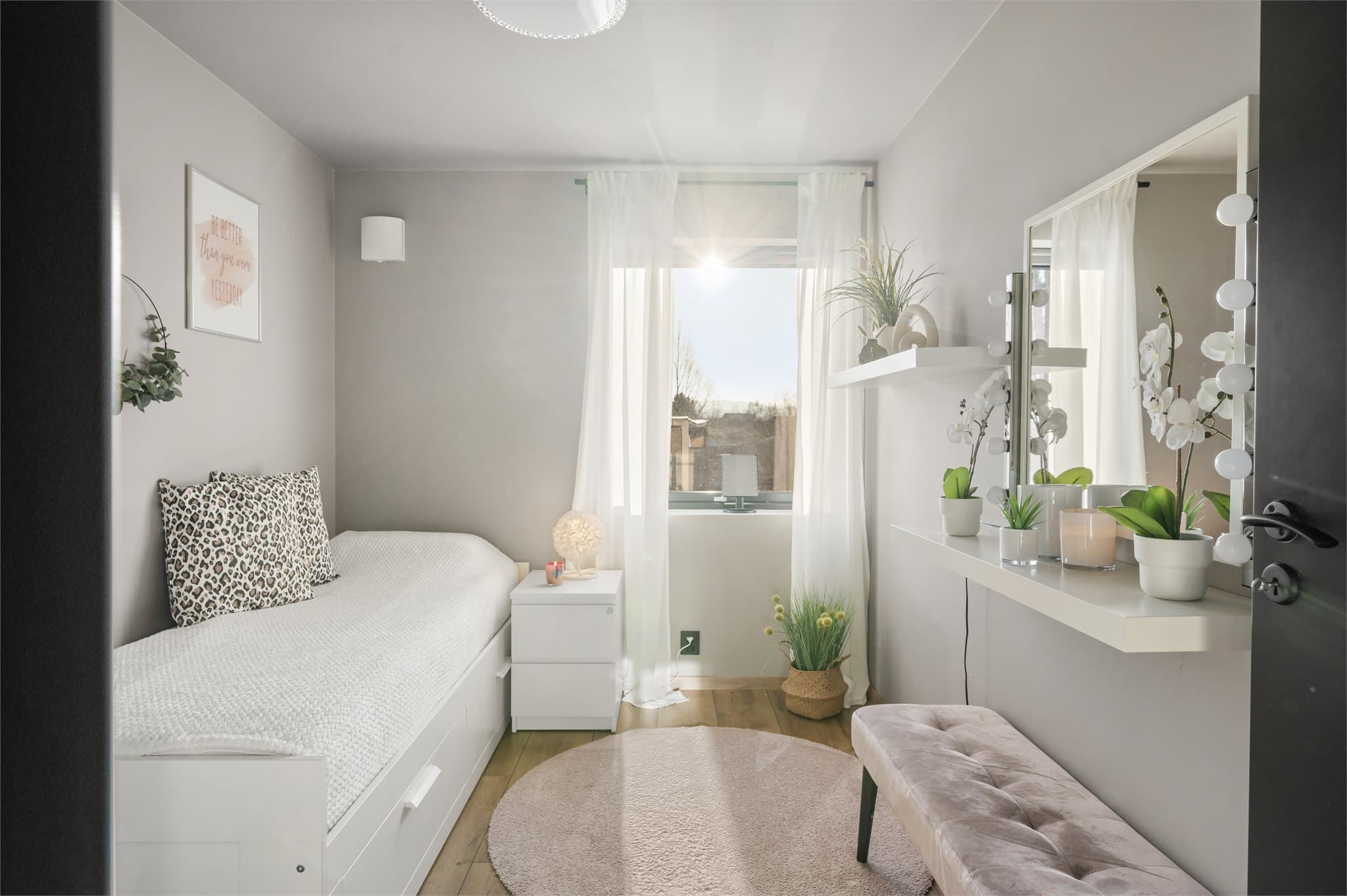 Soverom tre er et lyst og luftig rom med gode møbleringsmuligheter. Perfekt som barnerom, ungdomsrom eller en hobbyplass.