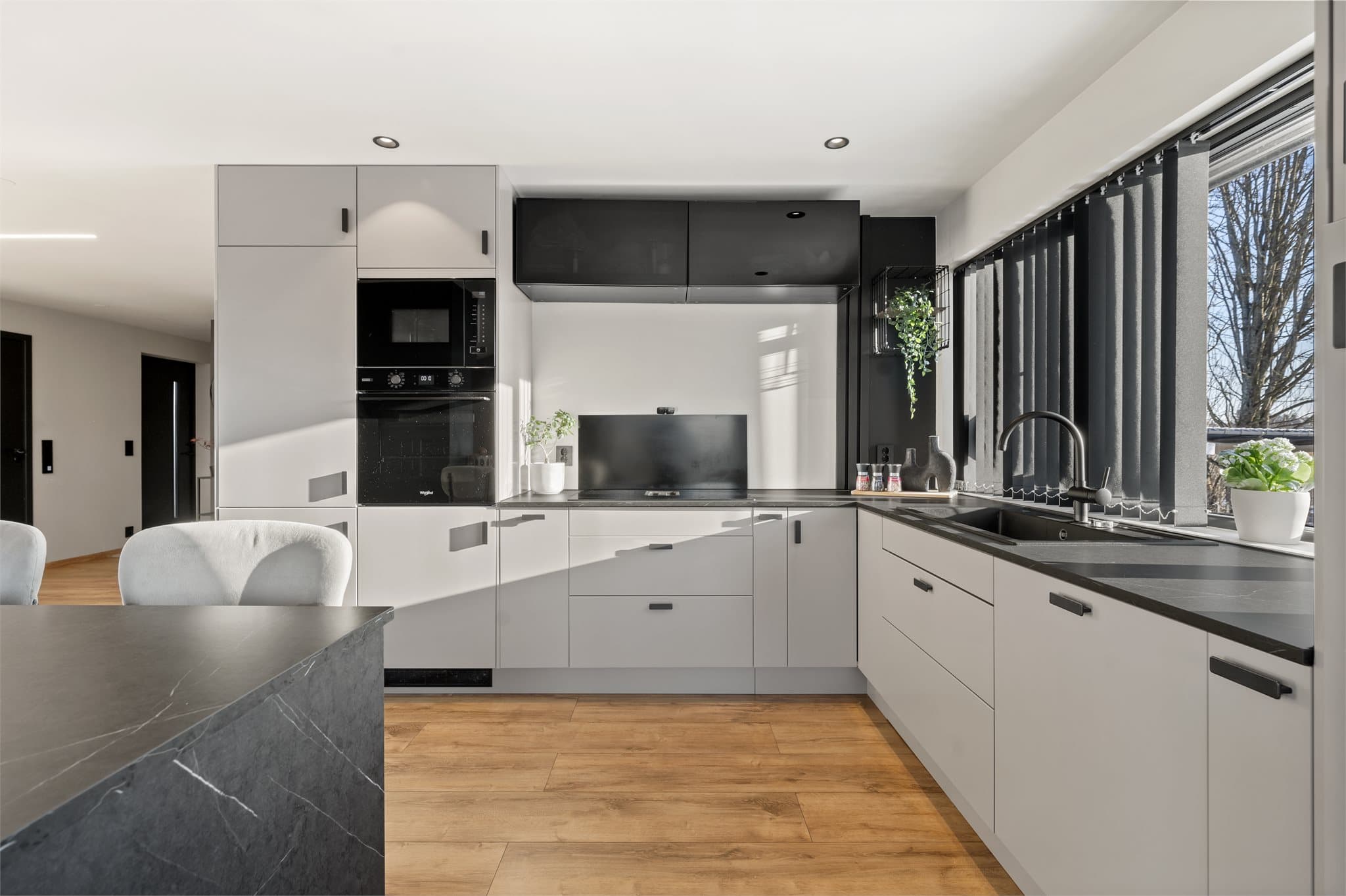 Kjøkkenet er godt utstyrt med kjøkken innredning fra 2024, laminat benkeplate og integrerte hvitevarer.