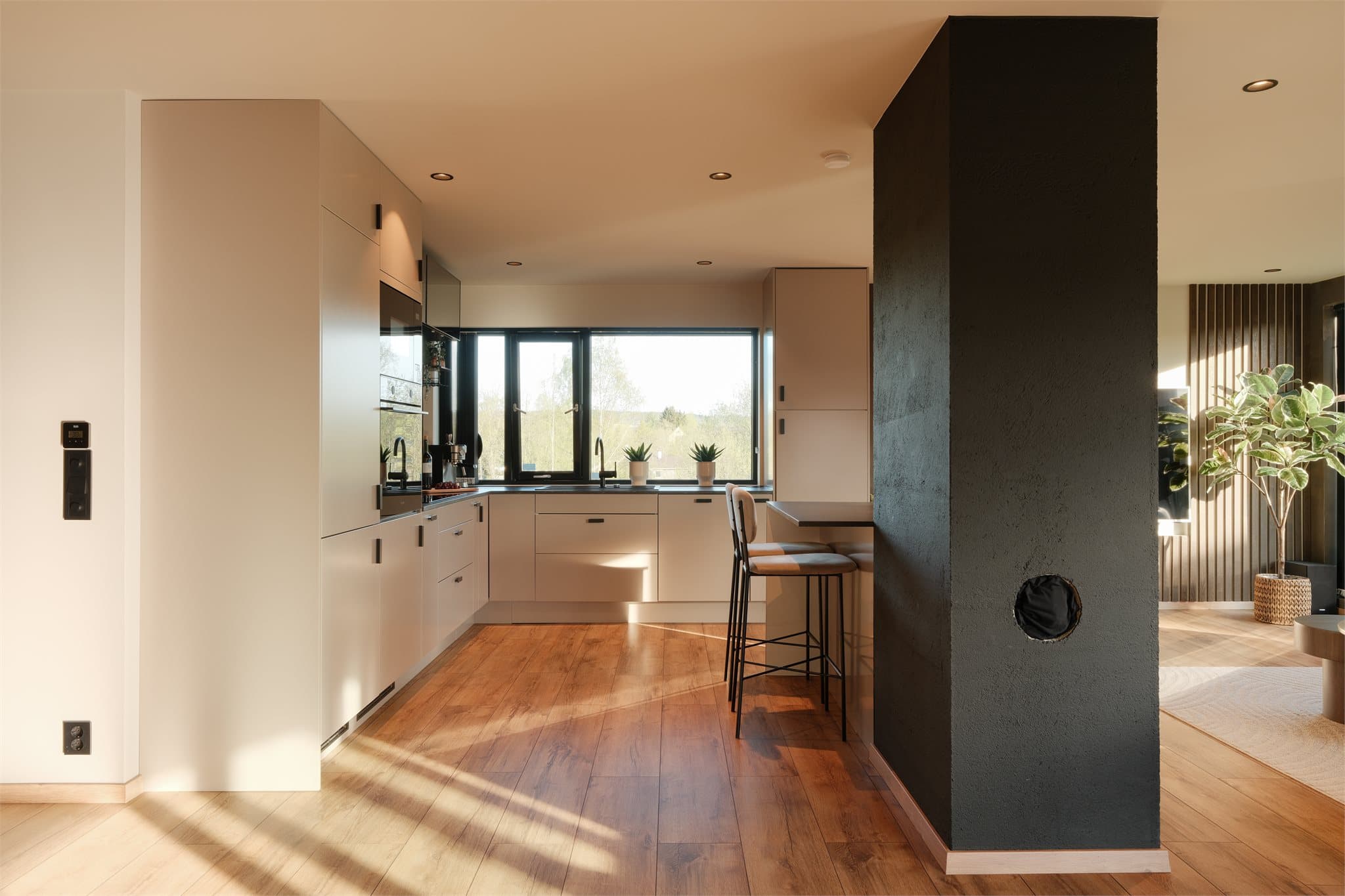 Dette er et stort og romslig rom med god plass til å innrede etter eget ønske.