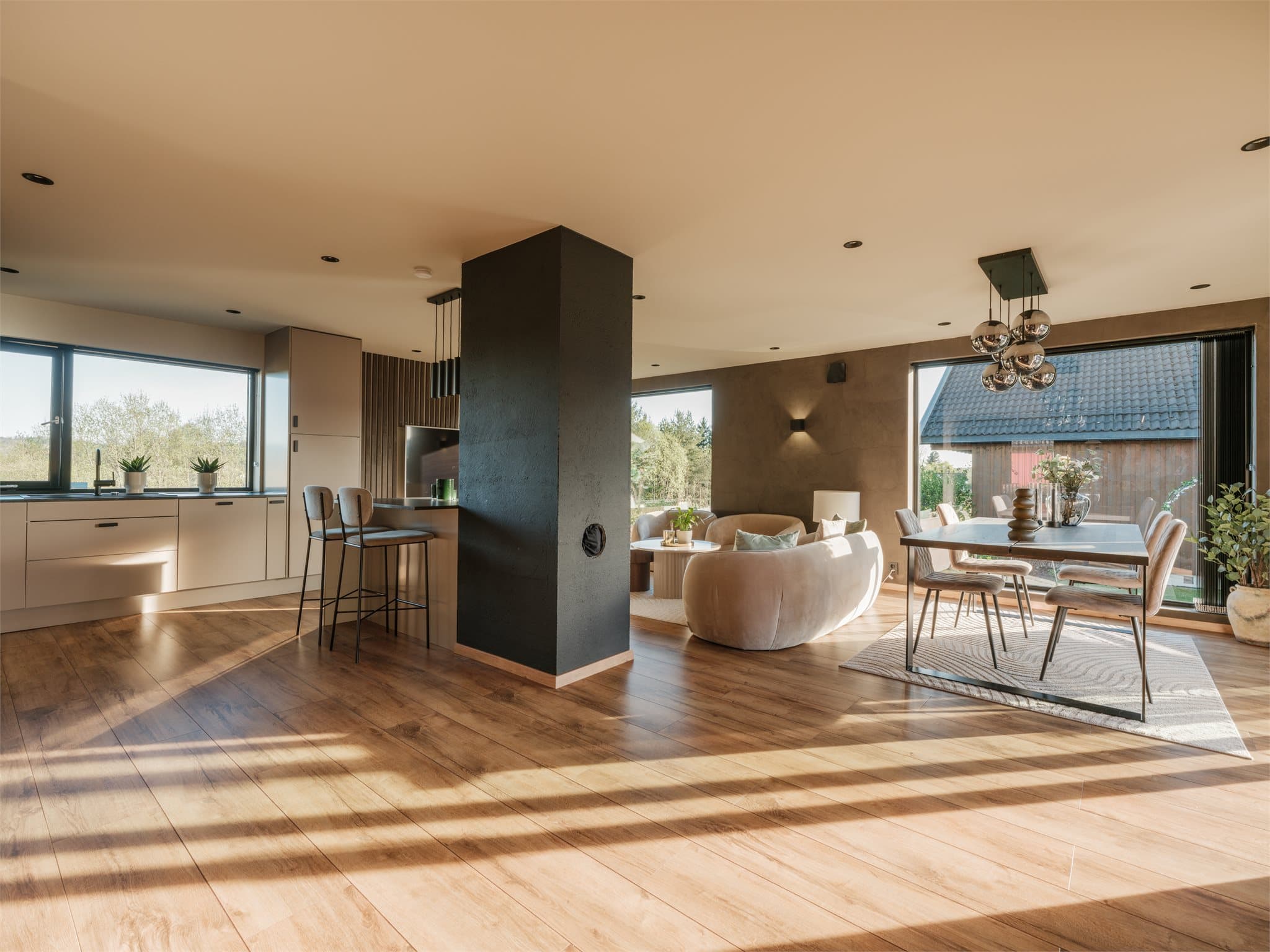 Den åpne løsningen mot kjøkkenet gjør det enkelt å kombinere matlaging og sosiale måltider.