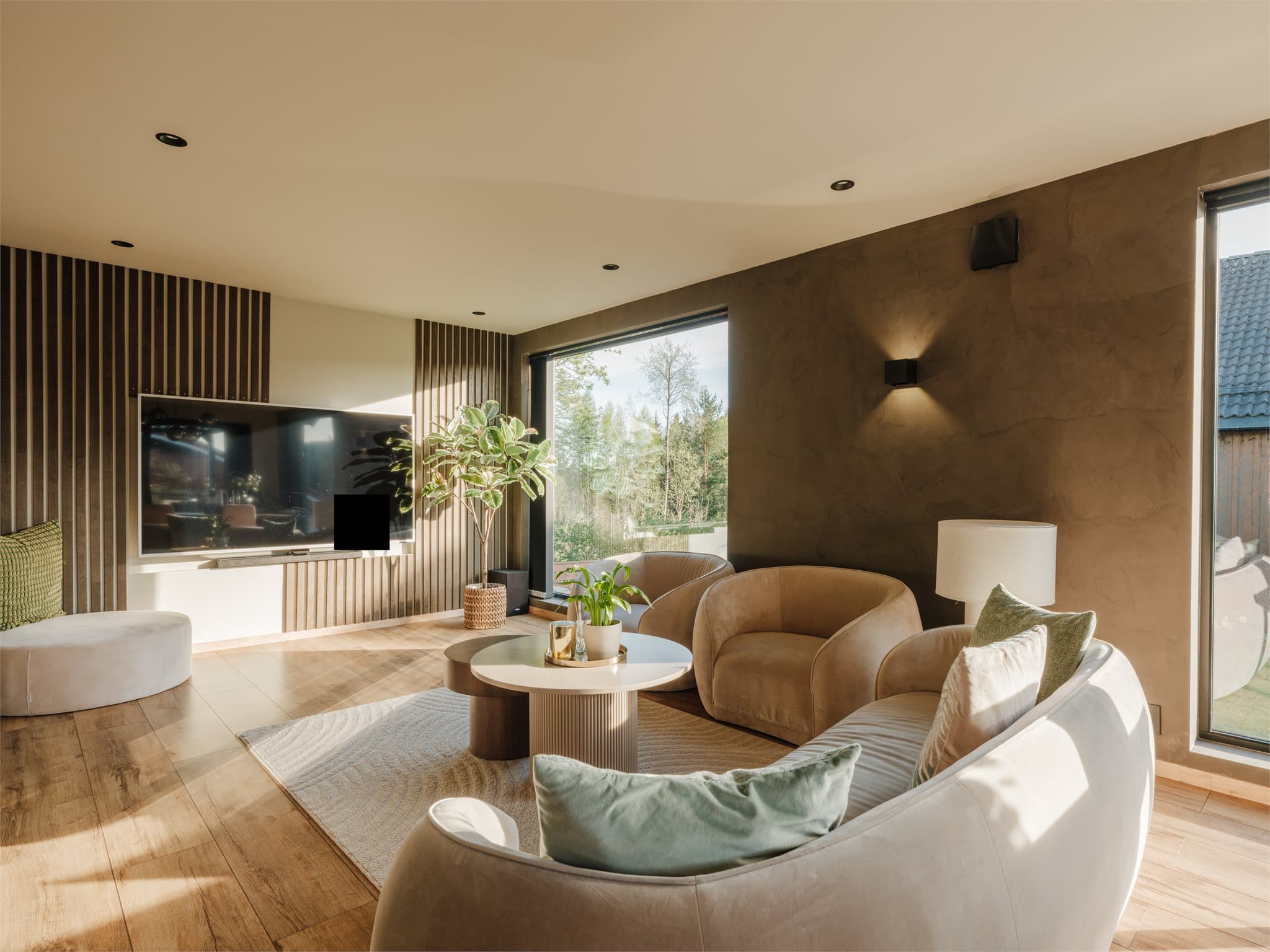 Veggflatene er malt i myke, lyse nyanser som gir rommet et lyst og luftig preg, mens gulvet er i laminat som tilfører en moderne og stilren atmosfære.