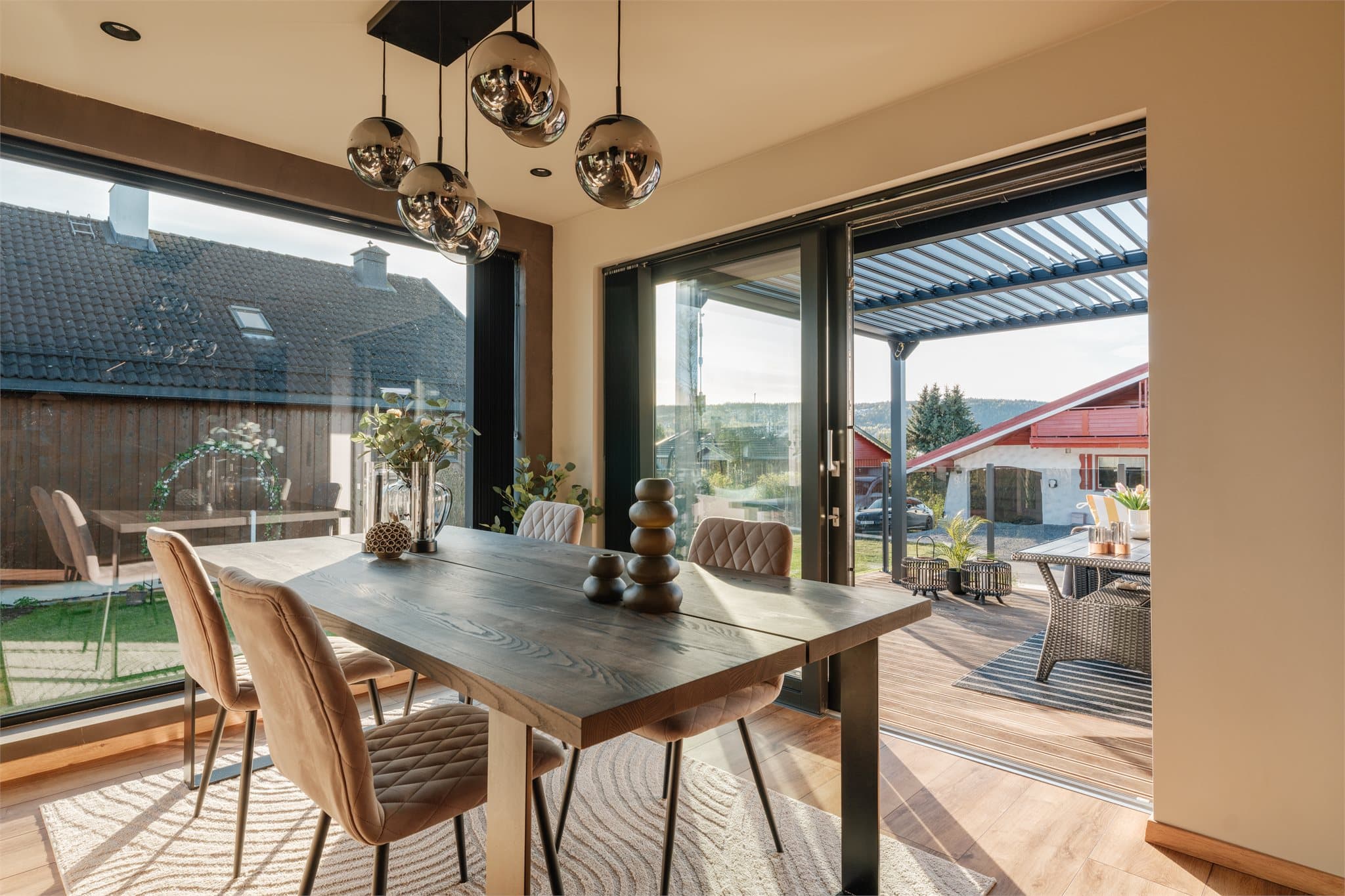 Den romslige stuen gir god plass til spisebord i egen sone mot terassen.