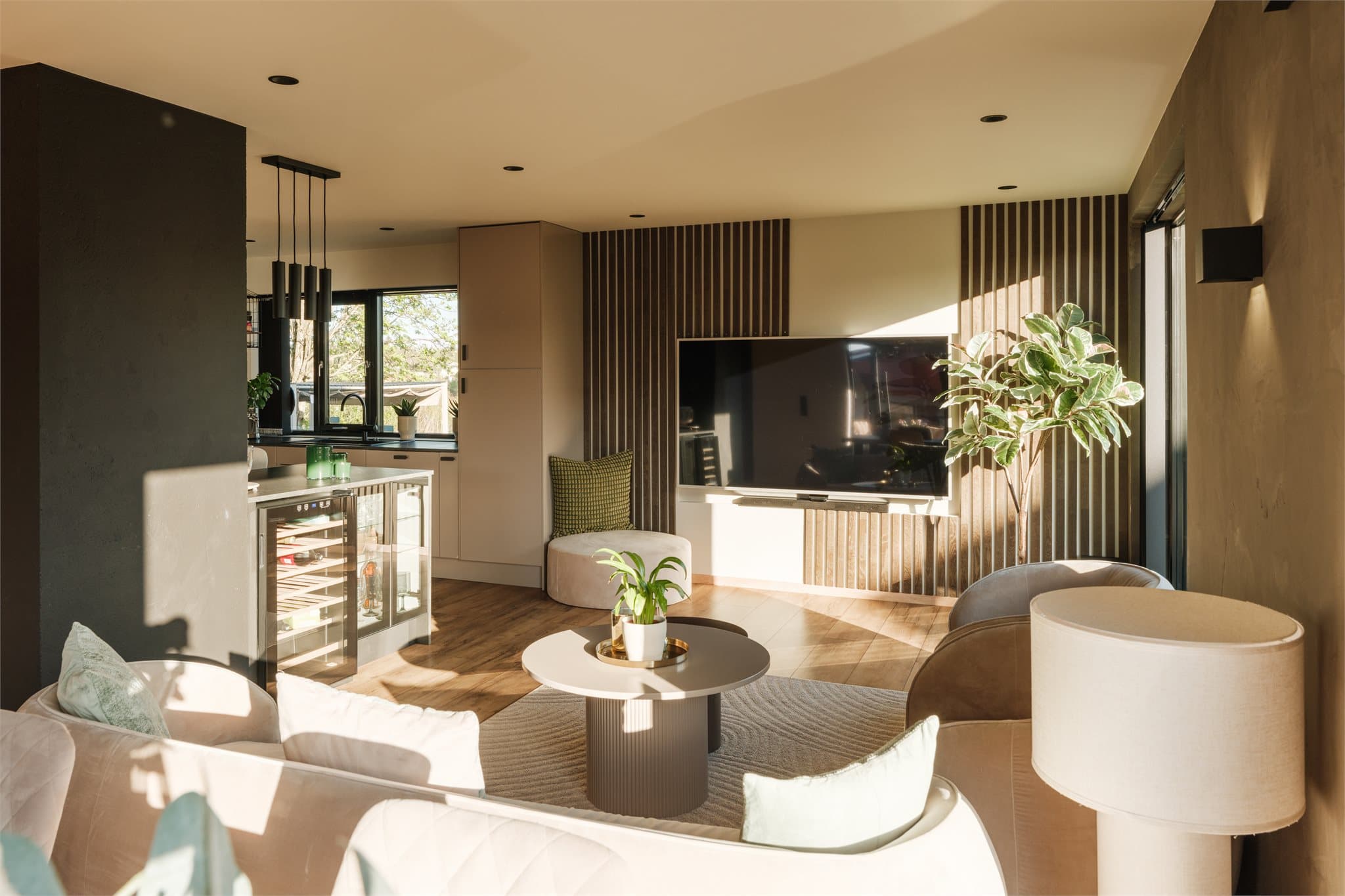 Rommet har en varm og innbydende stemning.