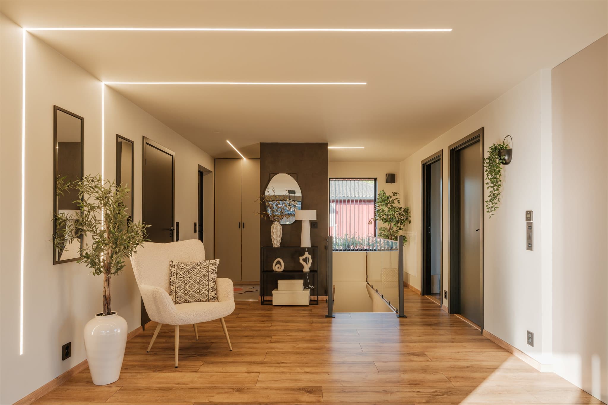 I boligens underetasje finner du en egen hybeldel med 2 soverom, eget kjøkken og bad. En praktisk løsning med flere muligheter. Perfekt for utleie, generasjonsbolig eller som en ekstra plass til hele familien.