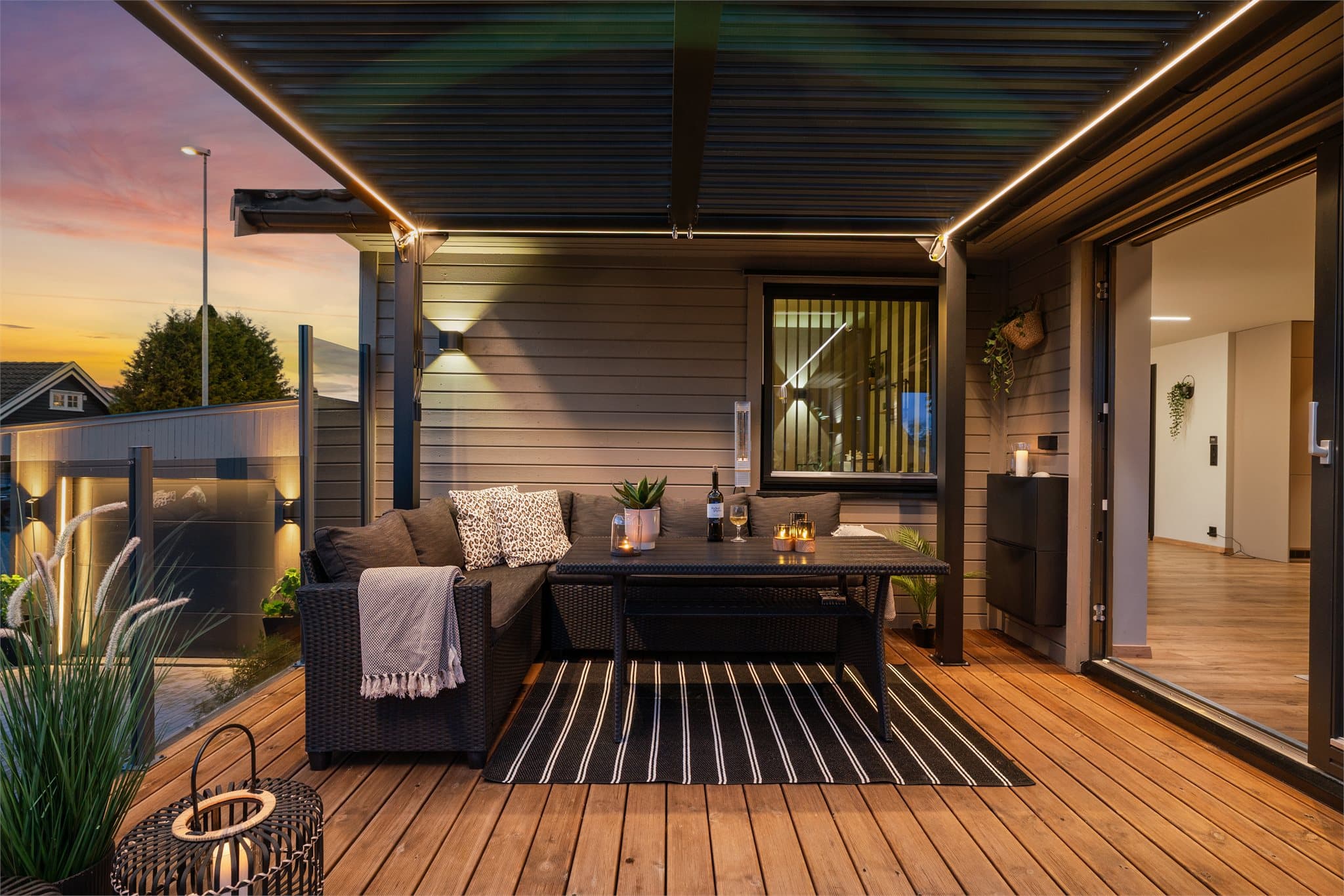 Lekkert terrasseområde med direkte utgang fra stuen, en perfekt forlengelse av oppholdsrommet.