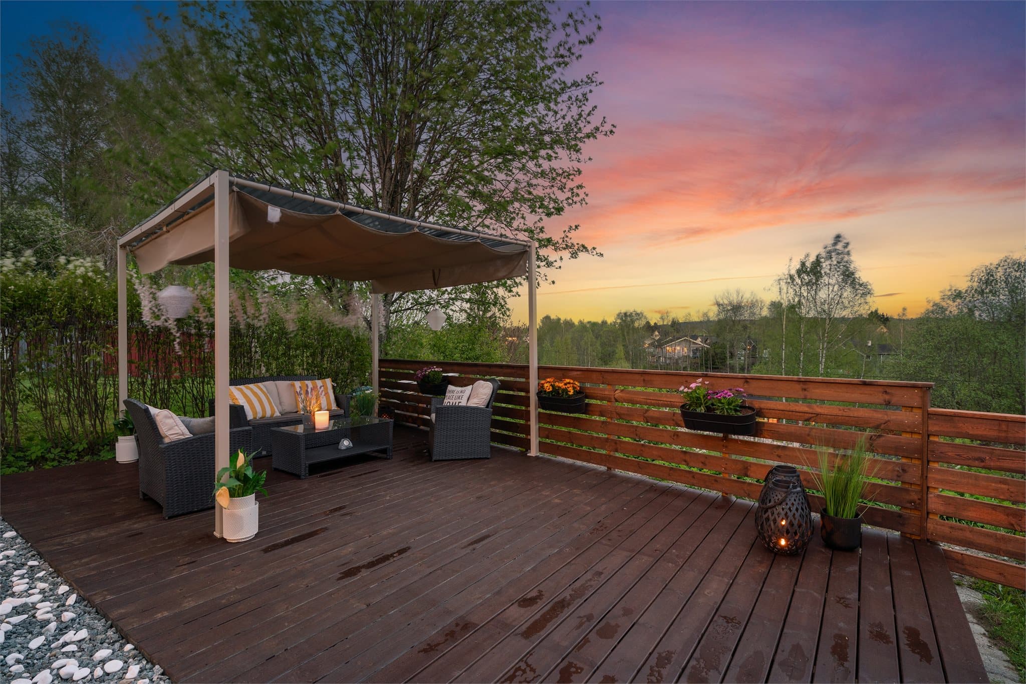 Boligen byr på flere uteområder i ulike soner, tilpasset ulike behov. I tillegg til hovedterrassen finner du også en egen terrasse i hagen.