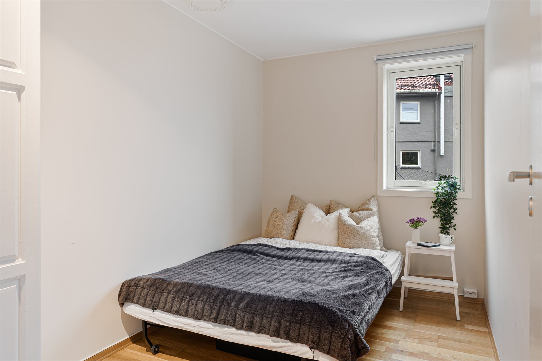 - Soverom 2 måler 6,8m² -