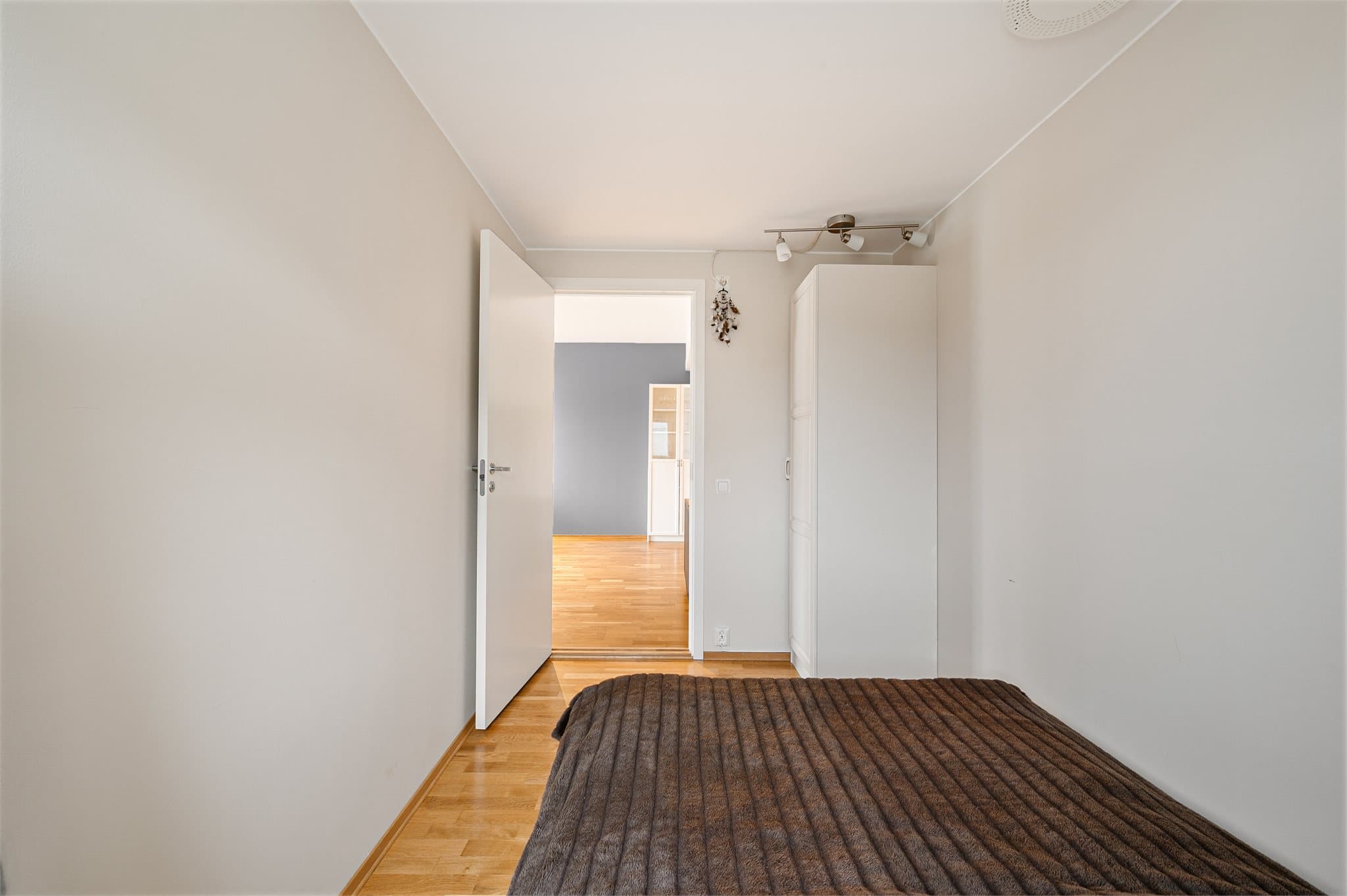 - Merk praktisk garderobeløsning også her -