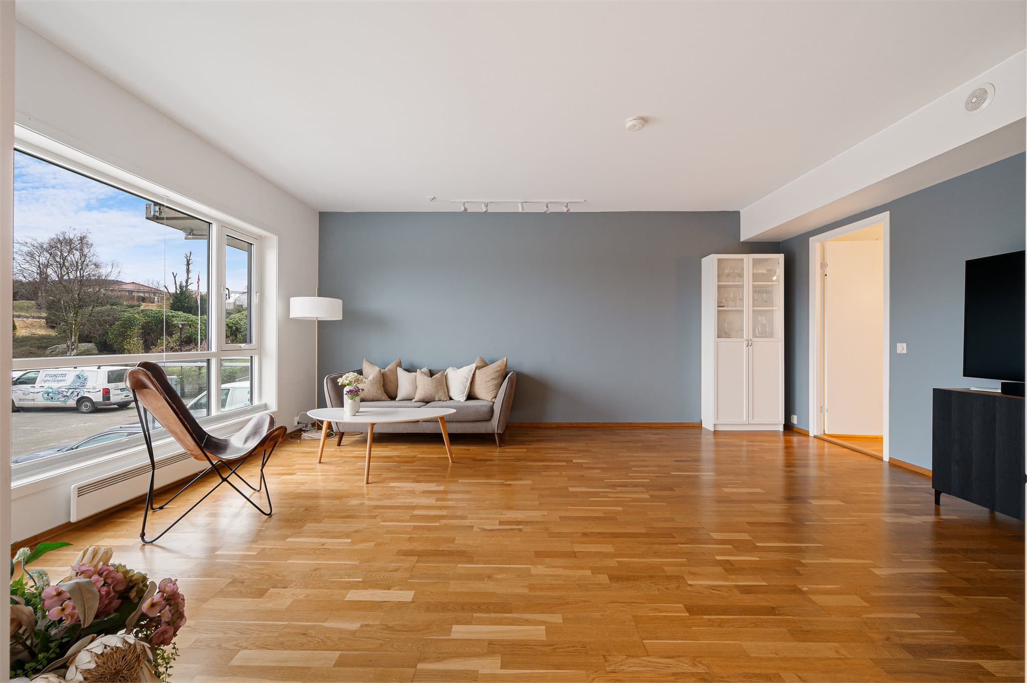 - Leiligheten har et totalt BRA-i på 65m² og inneholder entré/gang, bad, 2 soverom, stue/kjøkken og kott -