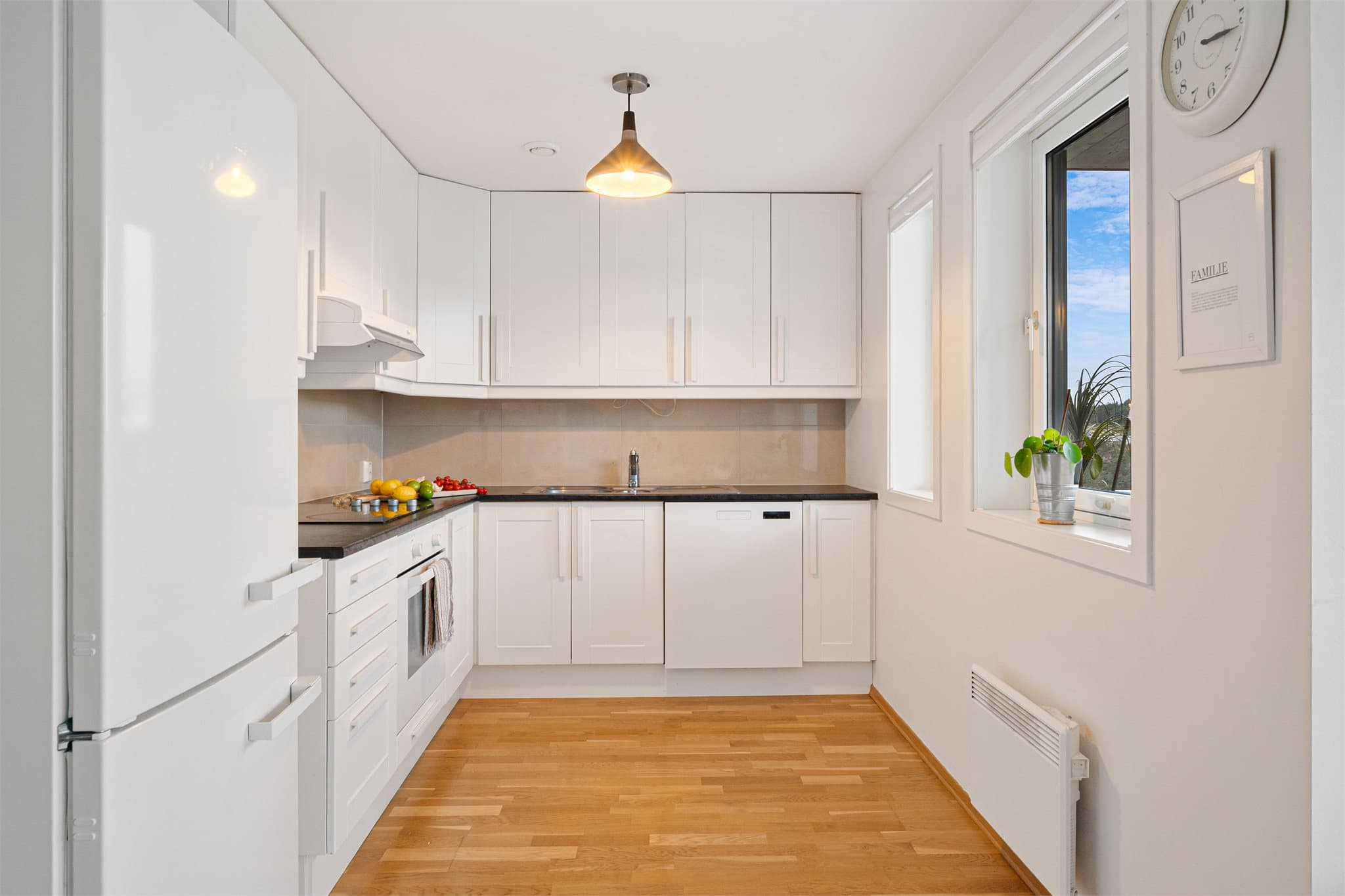 - Ny eier får gleden av integrert keramisk platetopp og stekeovn -