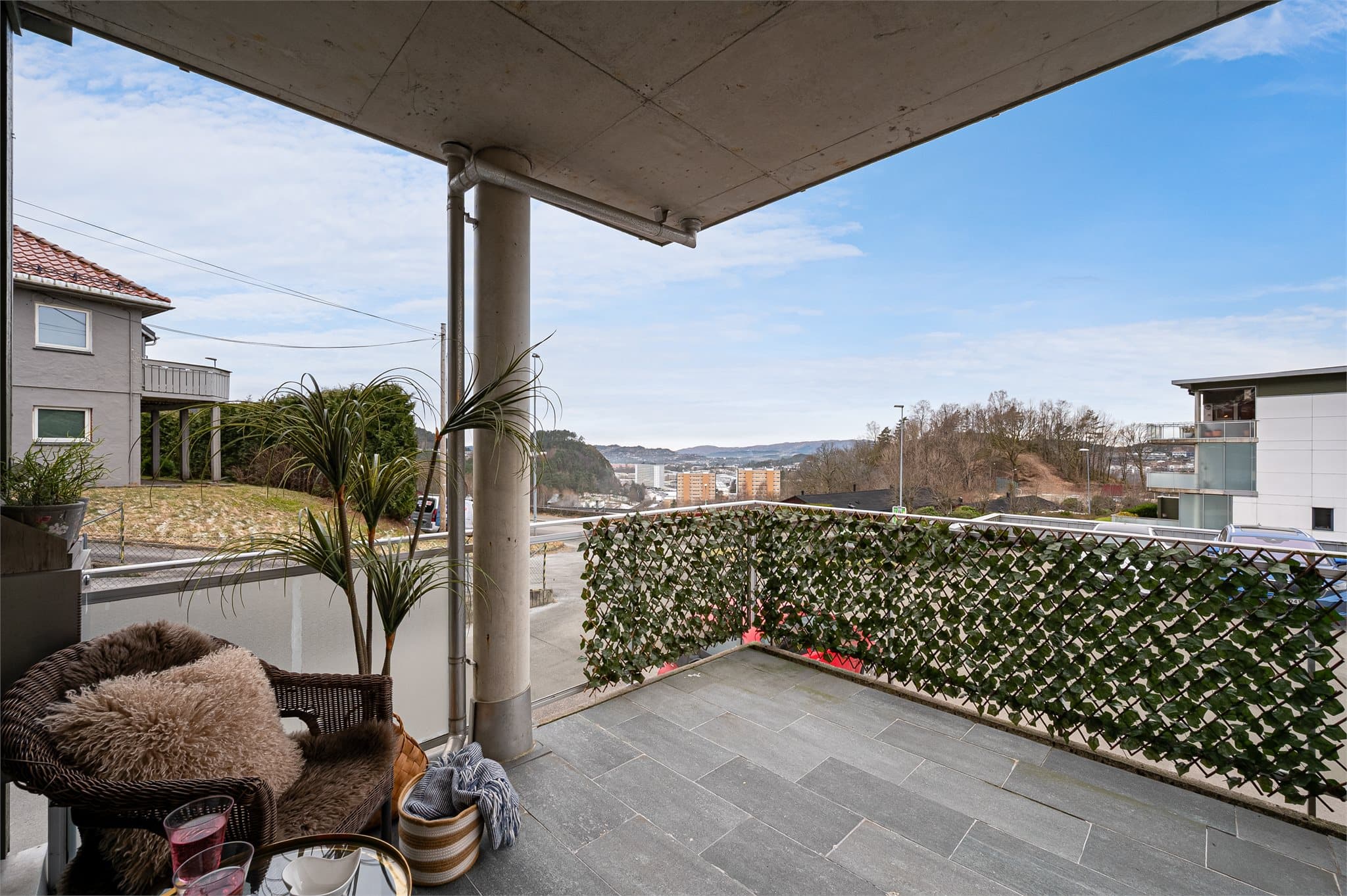 - Emera Eiendomsmegling v/Erlend Stokmo har gleden av å presentere Helgeplasset 5B -