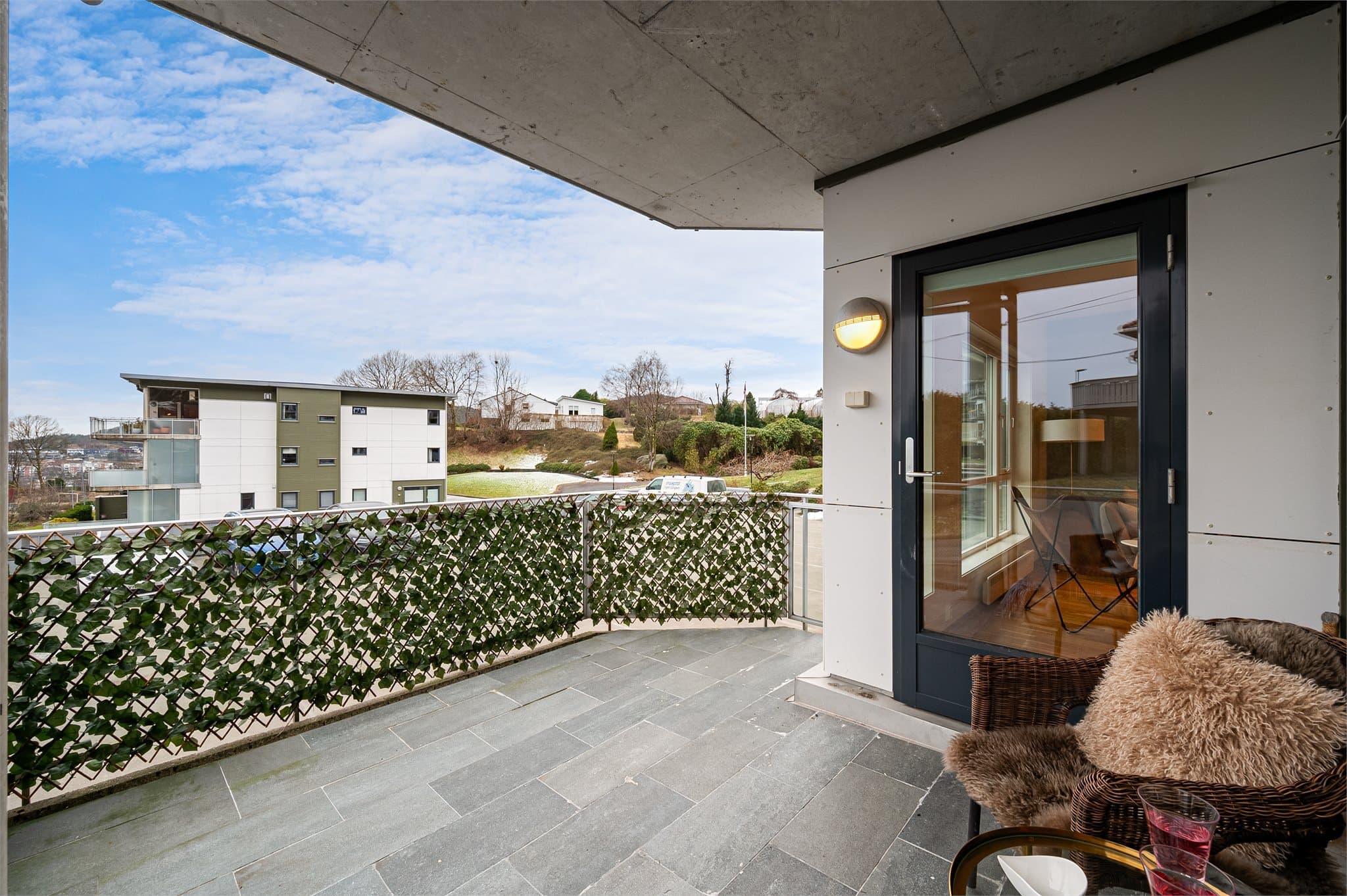 - Midtsommers kan gode solforhold nytes på balkongen -