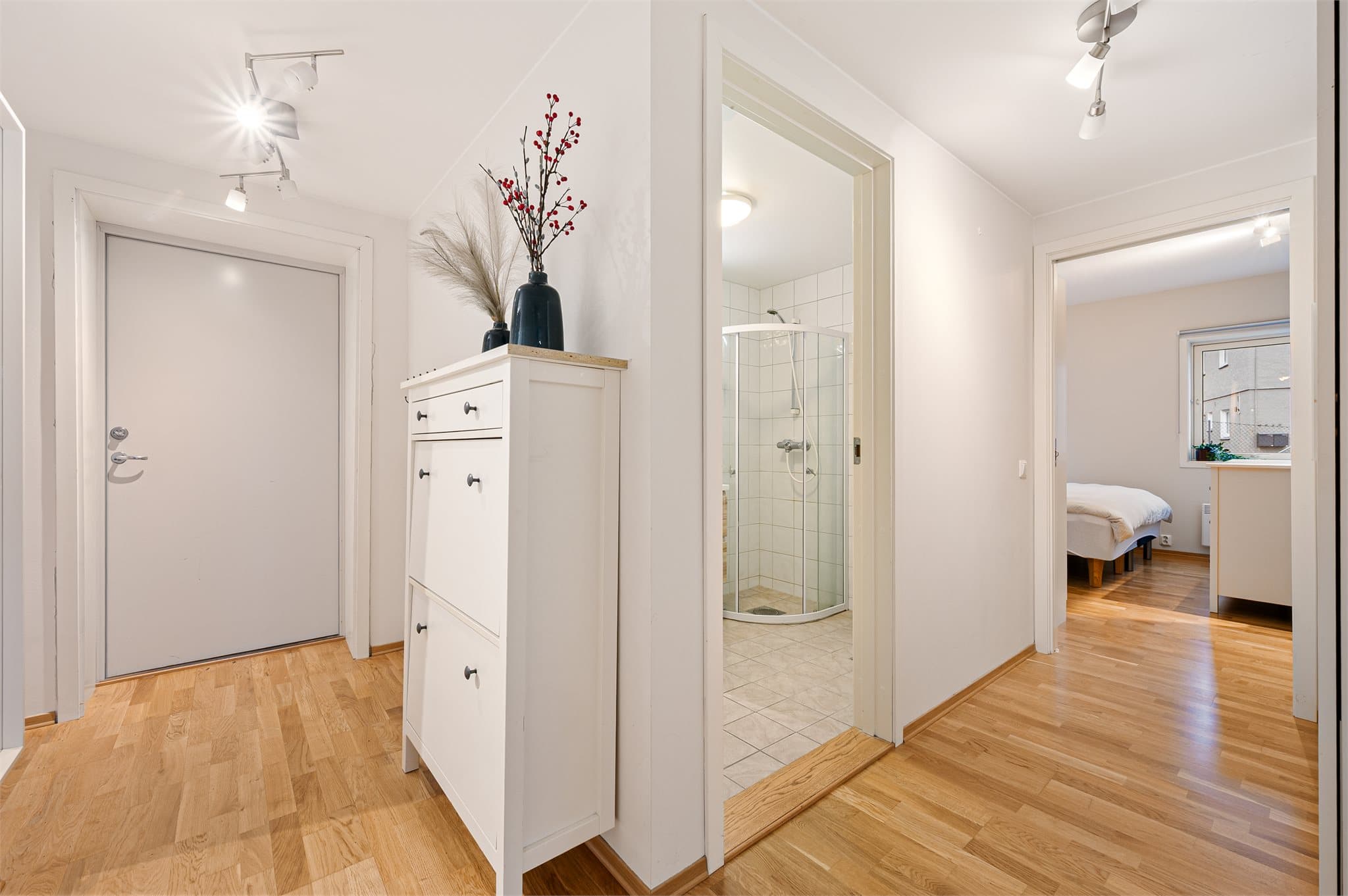 - Entréen er lys og innbydende, og gir et flott og representativt førsteinntrykk av leiligheten -