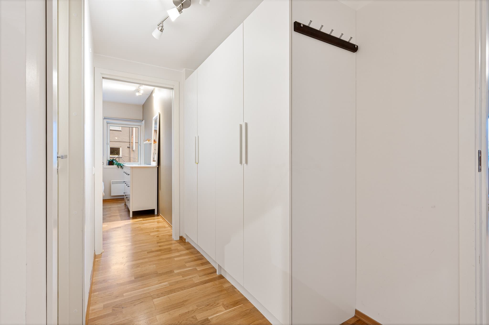 - Merk garderobeløsing i entré som gir godt med ekstra lagringsplass -