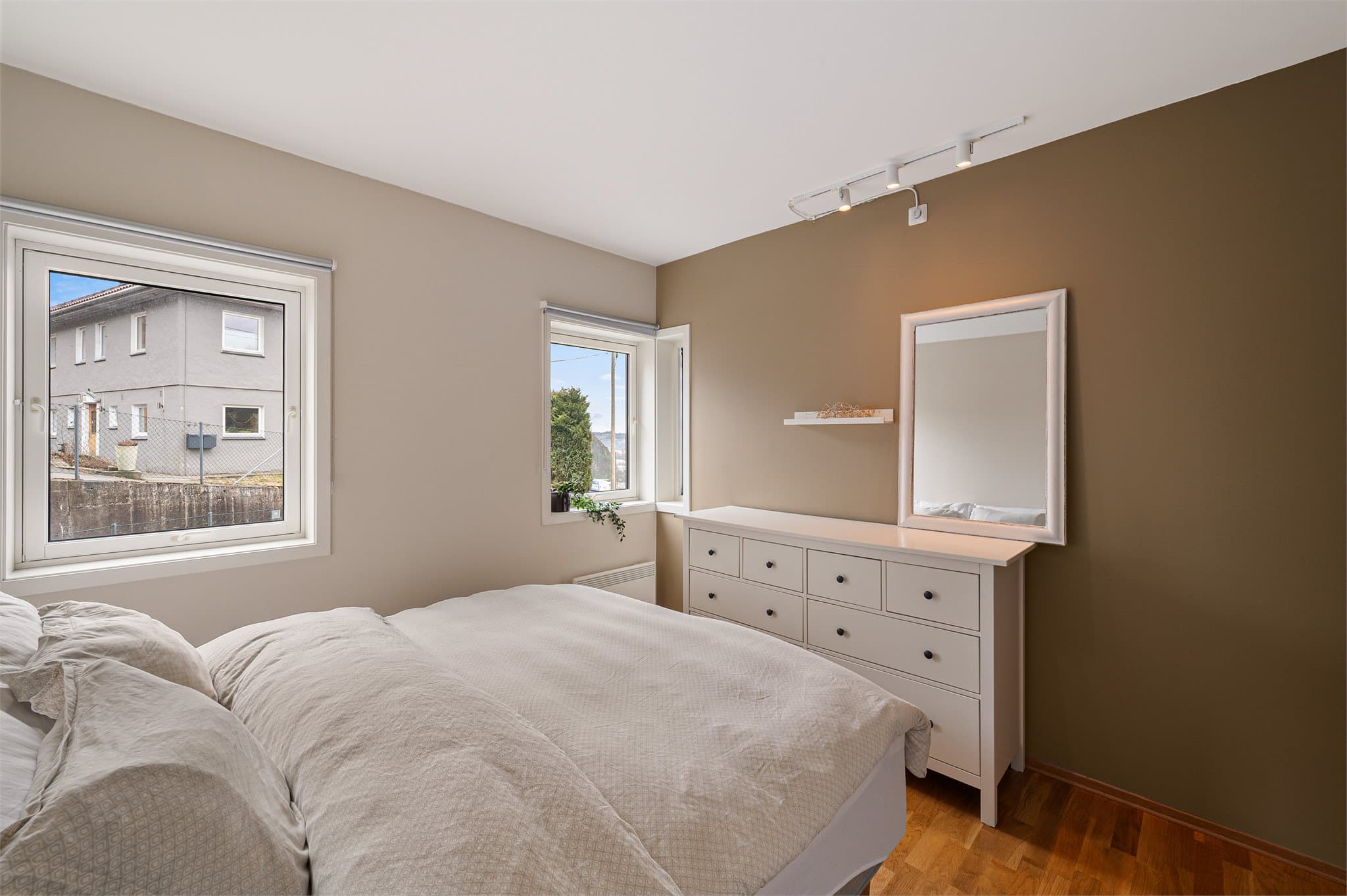 - God plass til dobbeltseng i ønsket størrelse samt øvrig møblement -