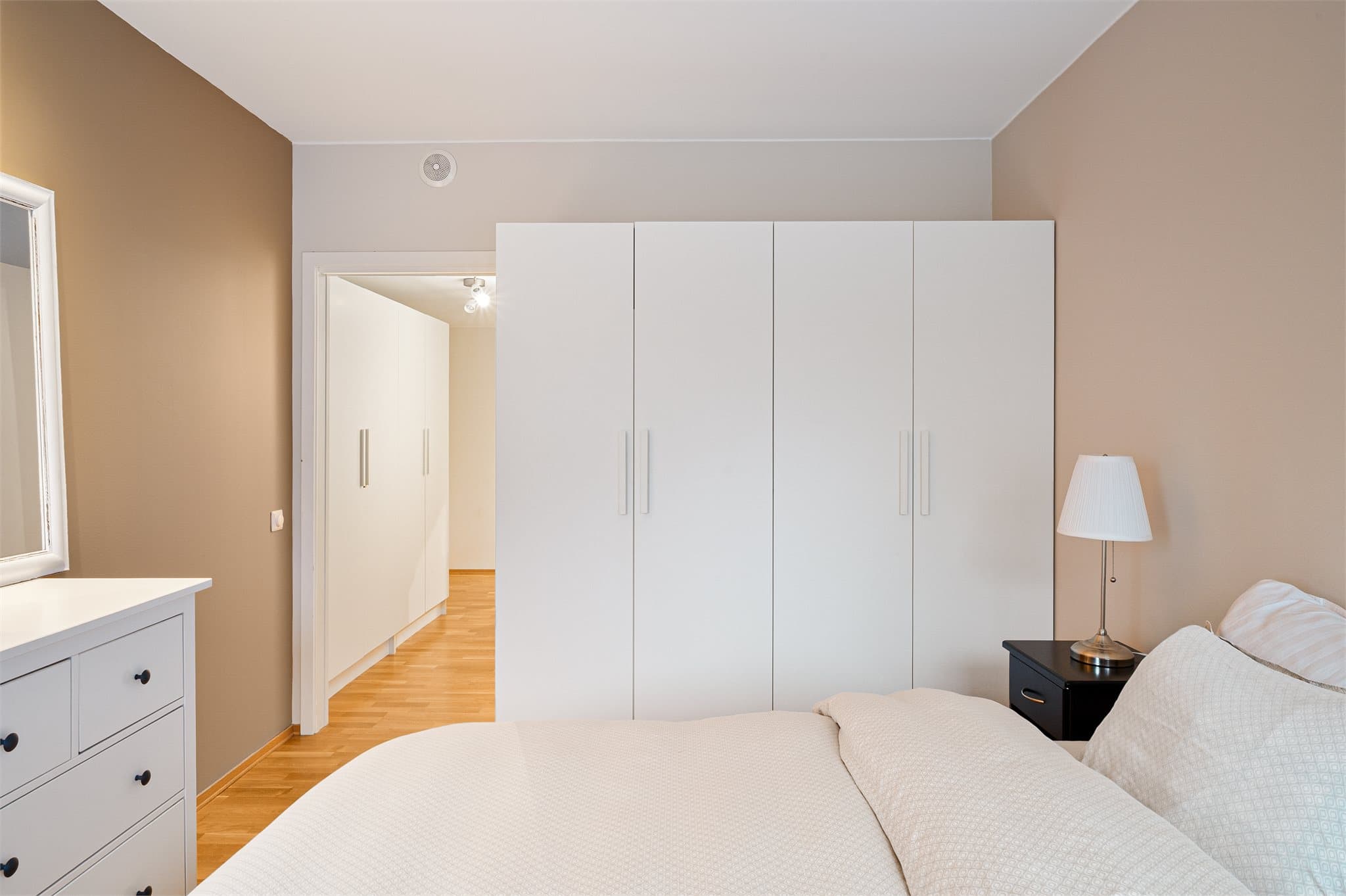 - Merk den romslige garderobeløsningen som medfølger kostnadsfritt -