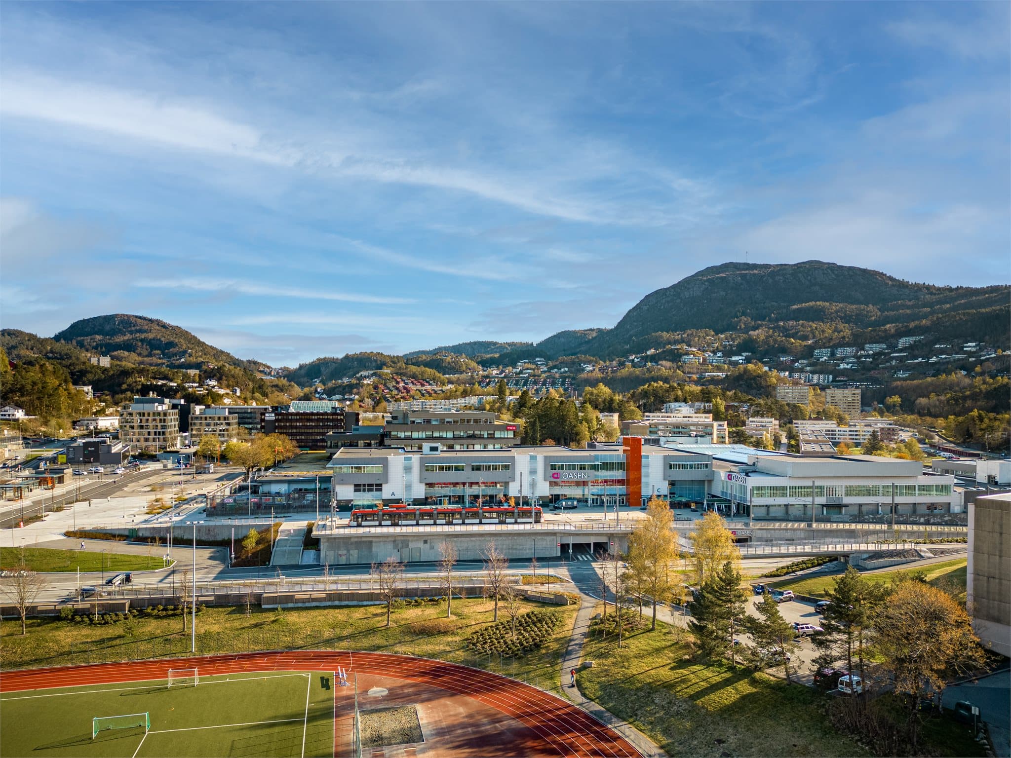 - Gangavstand eller en kort busstur unna finner du Oasen som byr på et rikt servicetilbud, samt buss- og bybanestopp -