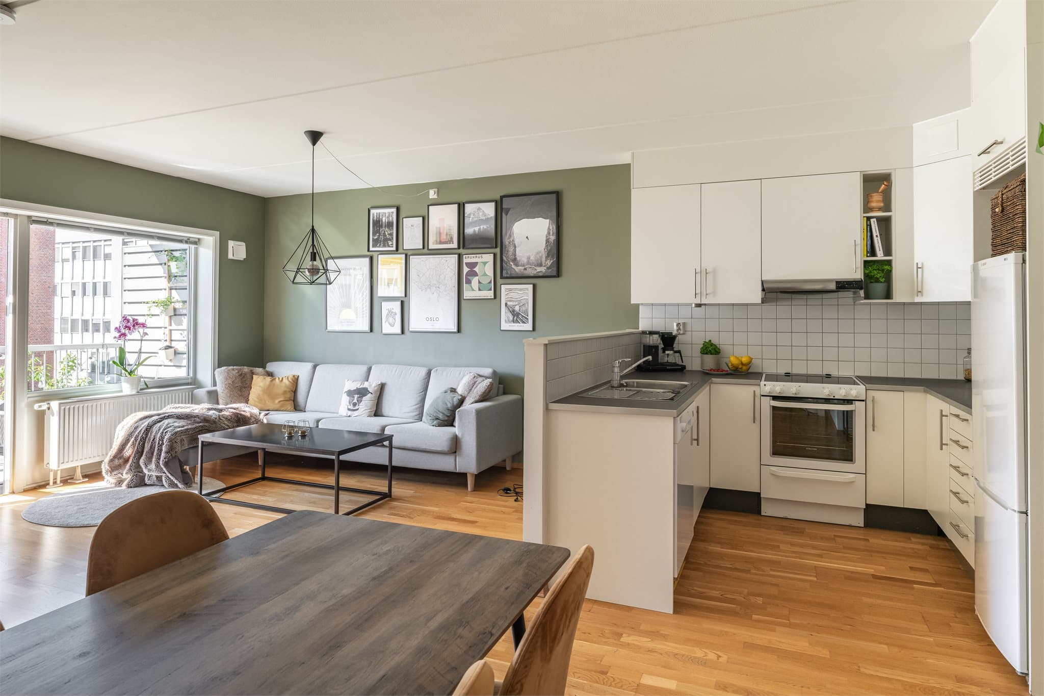 Rommet gir gode møbleringsmuligheter med plass til både spiseseksjon og sofa.