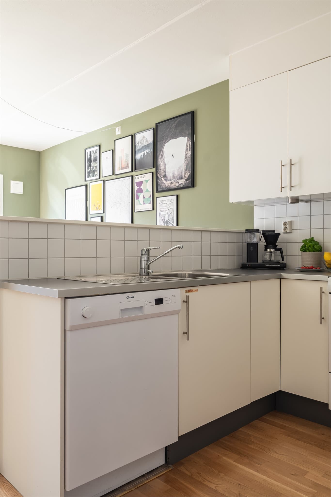 God oppbevaringsplass og rikelig benkeplass gjør kjøkkenet svært praktisk.