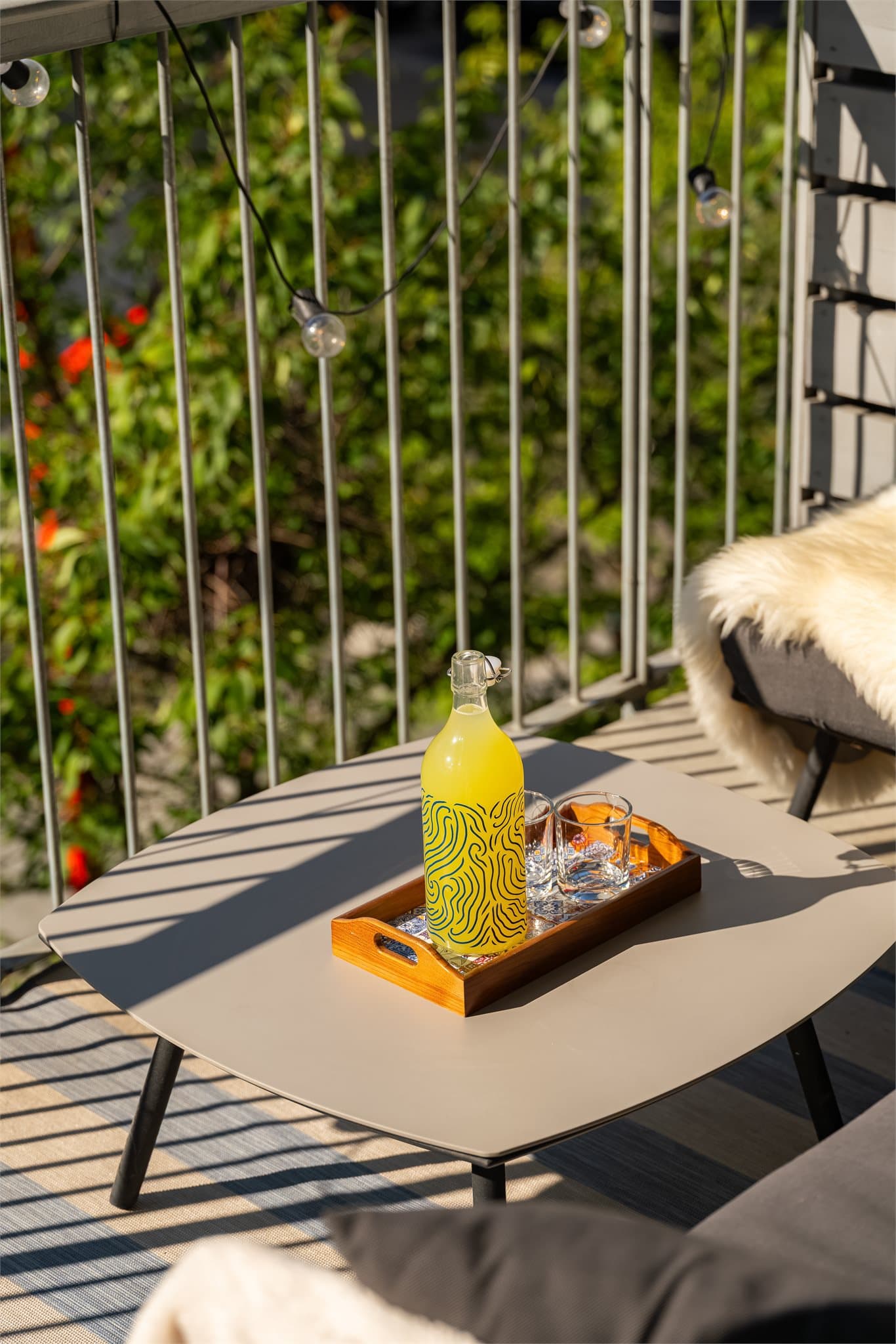 Her er det rom for sittegruppe og tillatt med elektrisk grill og gassgrill.