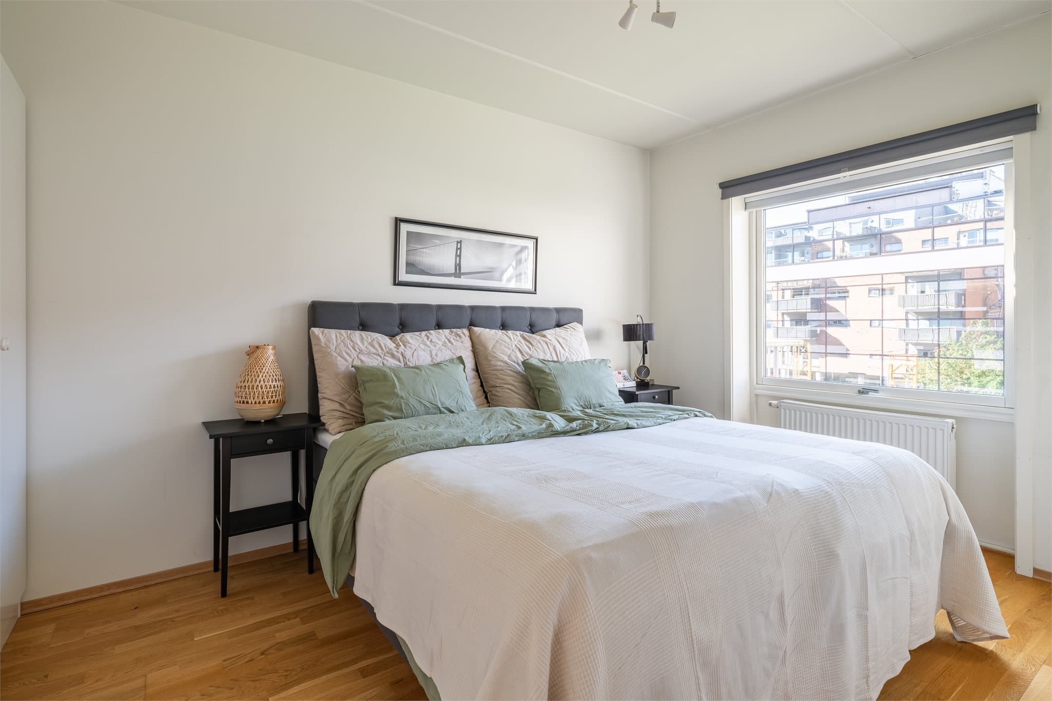 Romslig soverom med plass til dobbeltseng, nattbord og praktisk garderobeløsning.