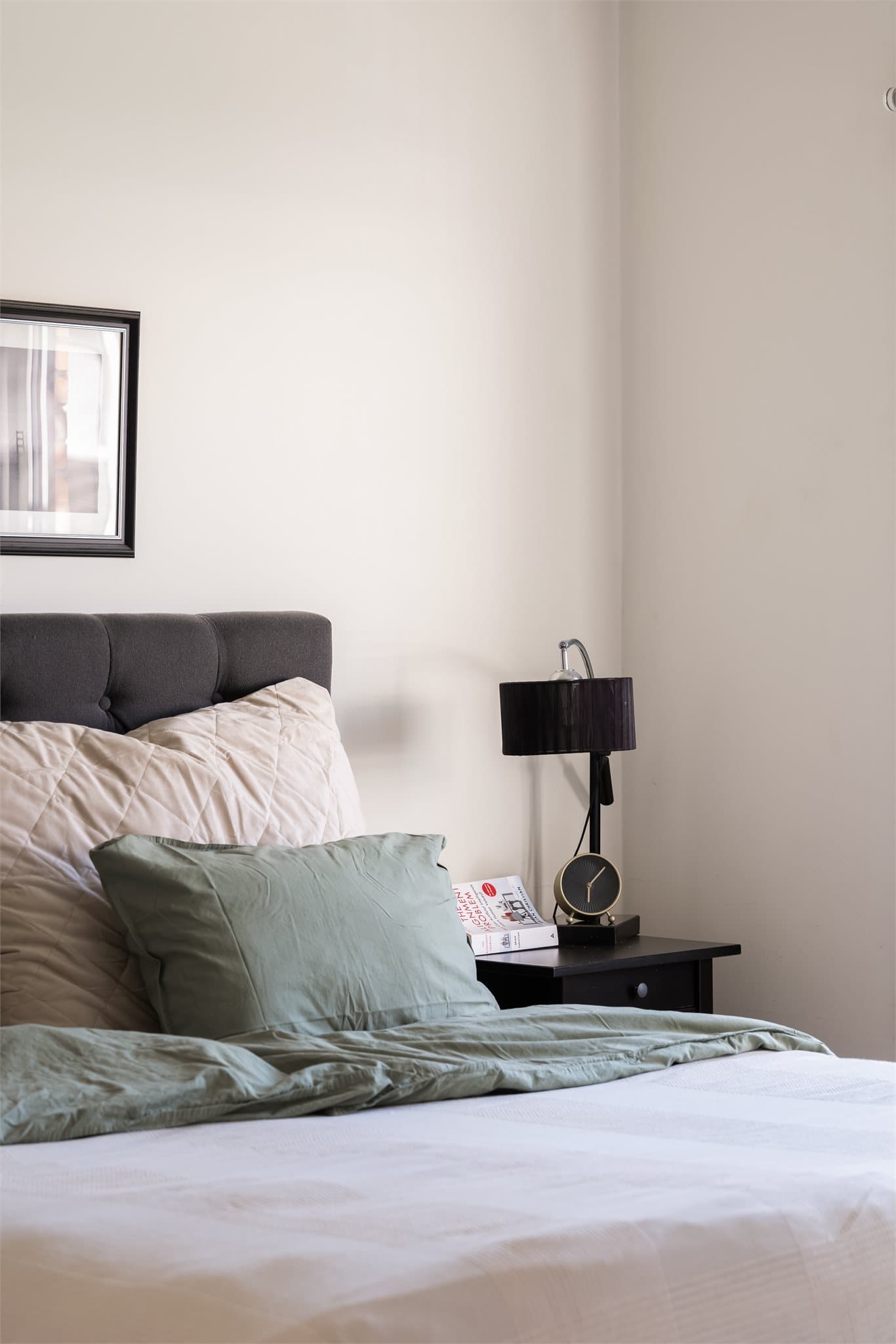 Soverommet ligget svært privat til uten innsyn fra andre naboer. På andre siden av veien ligger det et kontorlandskap i dag.