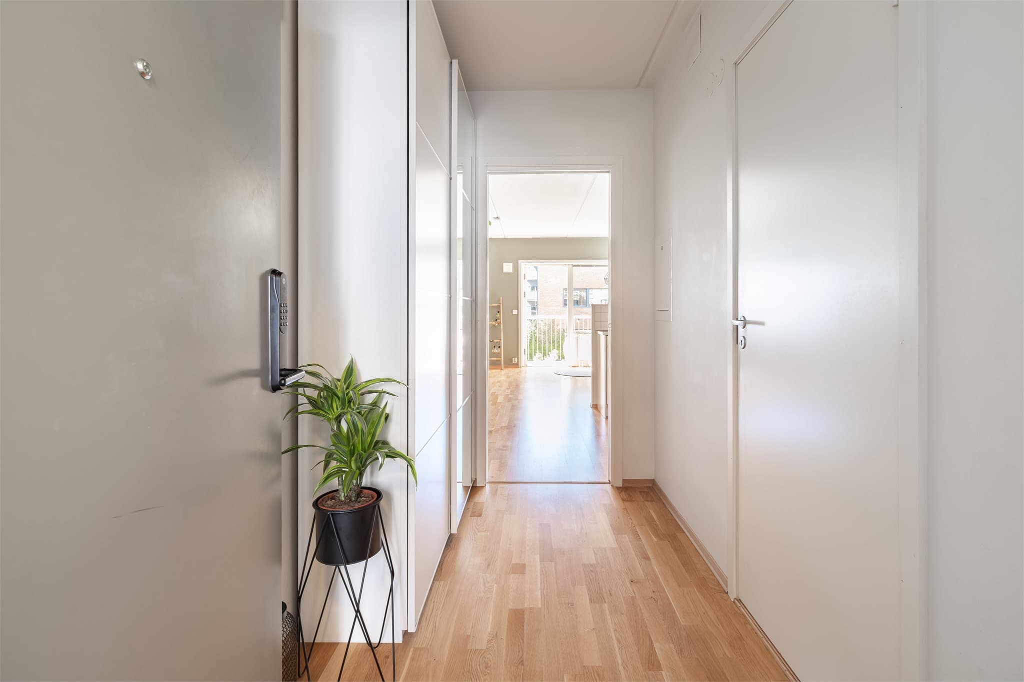 Romslig entré med flott skyvedørsgarderobe.