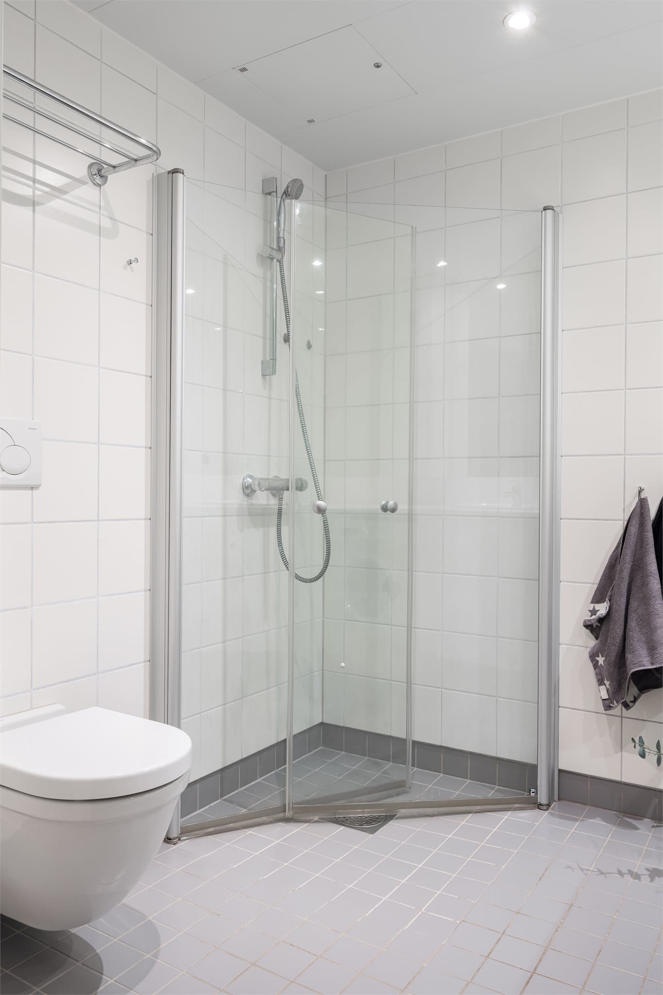 Gulvvarme, takmonterte downlights og eget opplegg for vaskemaskin og tørketrommel er noen av boligens mange kvaliteter.