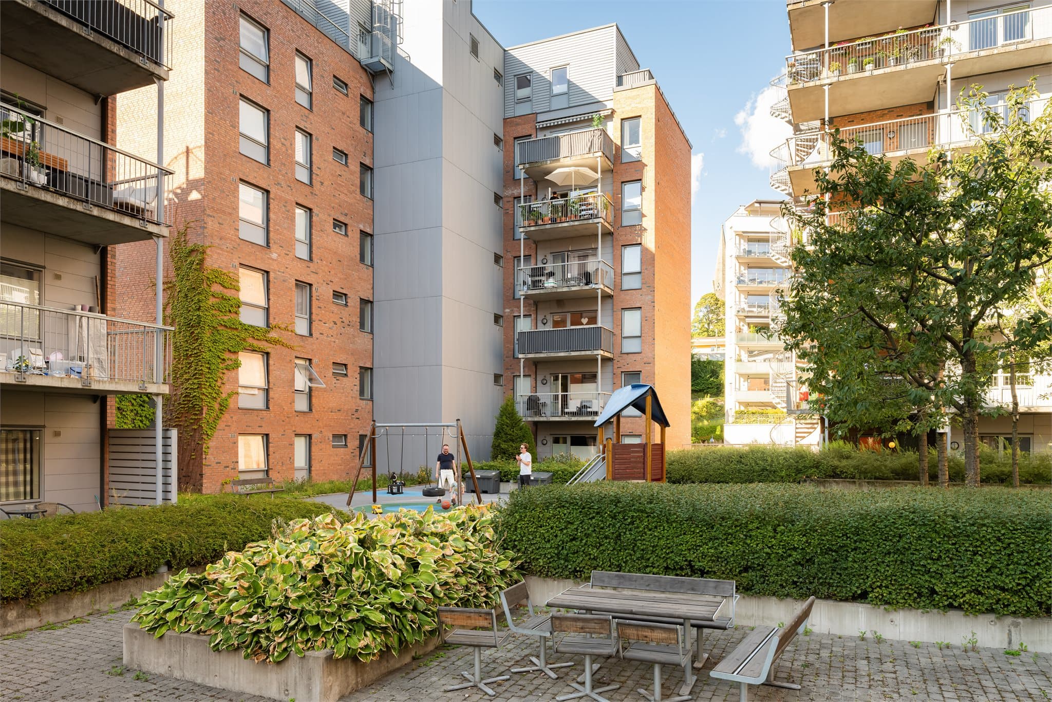 Beboerne kan nyte fellesområdets koselige sittegrupper.