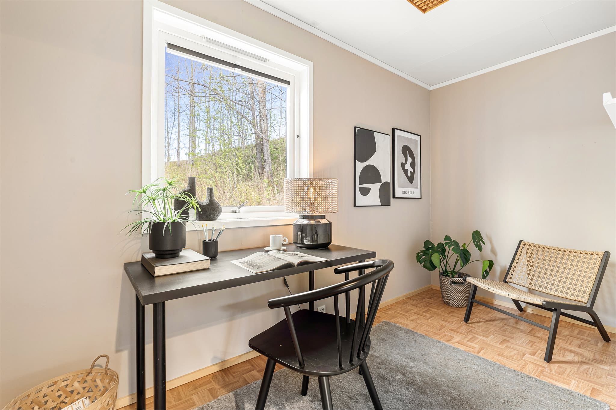 I hovedetasjen finnes et disponibelt rom som i dag benyttes som kontor.