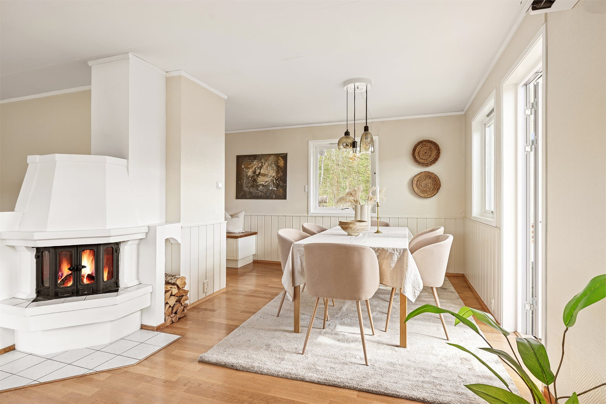 Boligen varmes opp med både vedfyring og varmepumpe, som gir en energieffektiv og behagelig oppvarming gjennom hele året.