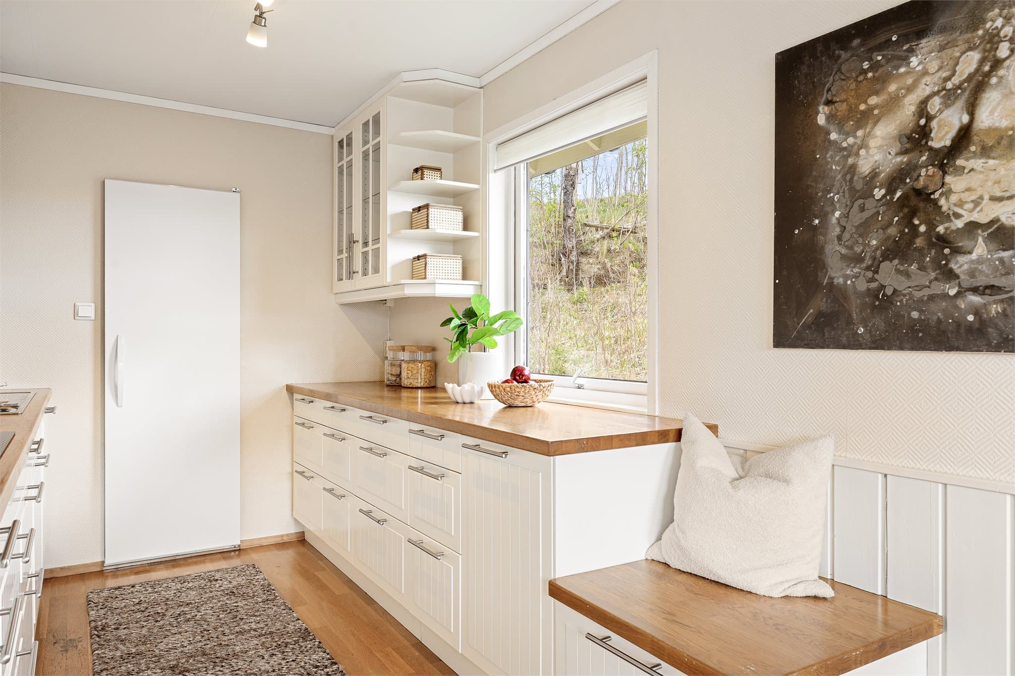 Benkeplate i heltre og delikate detaljer skaper et tidløst og innbydende uttrykk.