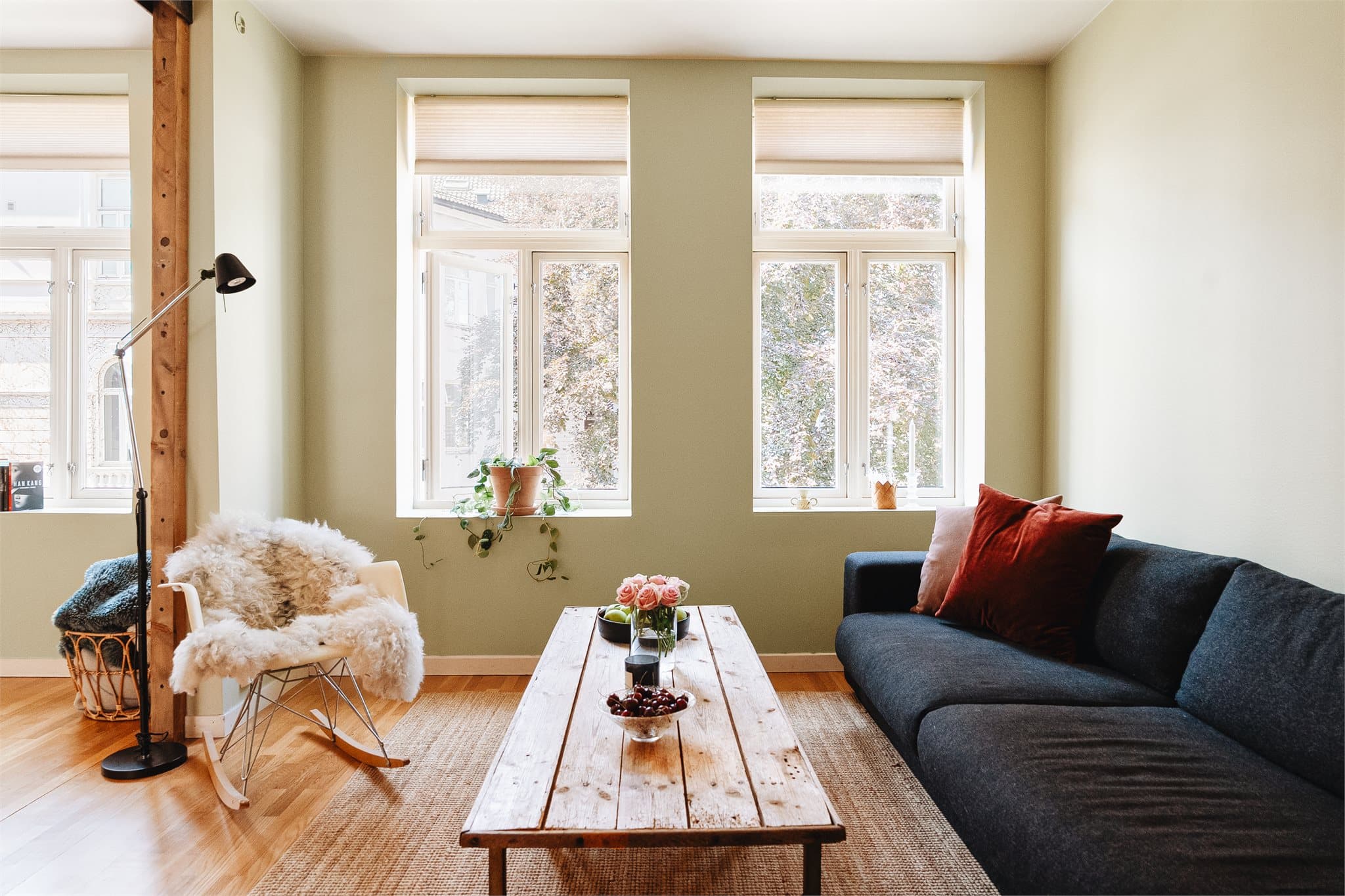 Rikelige mengder med naturlig dagslys slippes inn gjennom de store vindusflatene