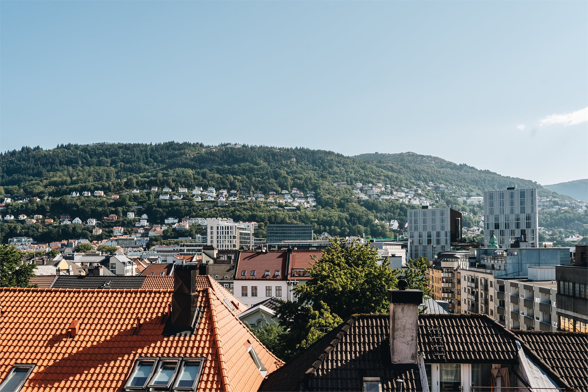 Fra balkongen har du nydelig utsikt mot byen og Fløyen