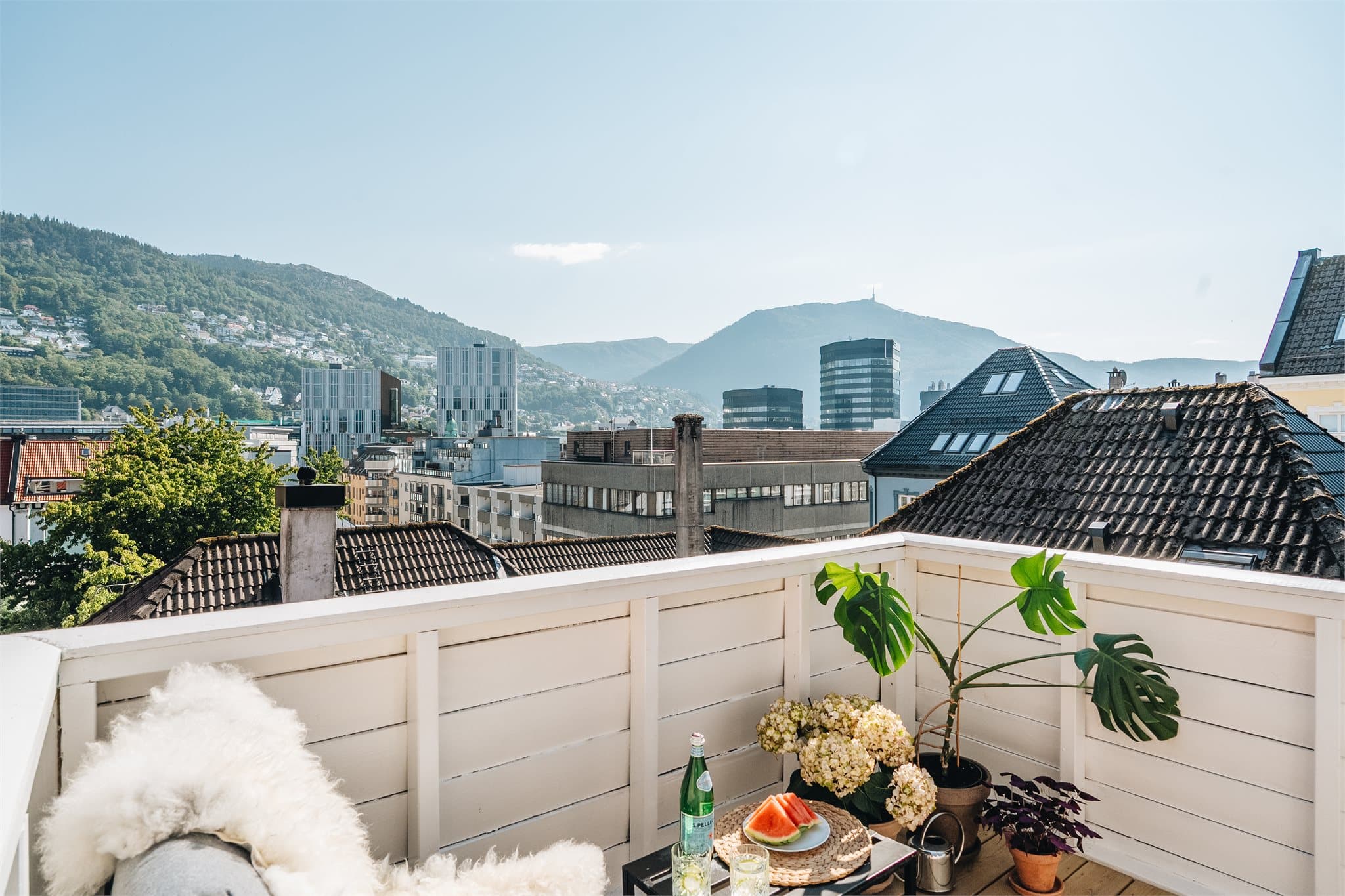 Her har du vidstrakt utsikt over sentrum og byfjellene. Et sted du kommer til å nyte mange varme sommerdager i hyggelige lag!