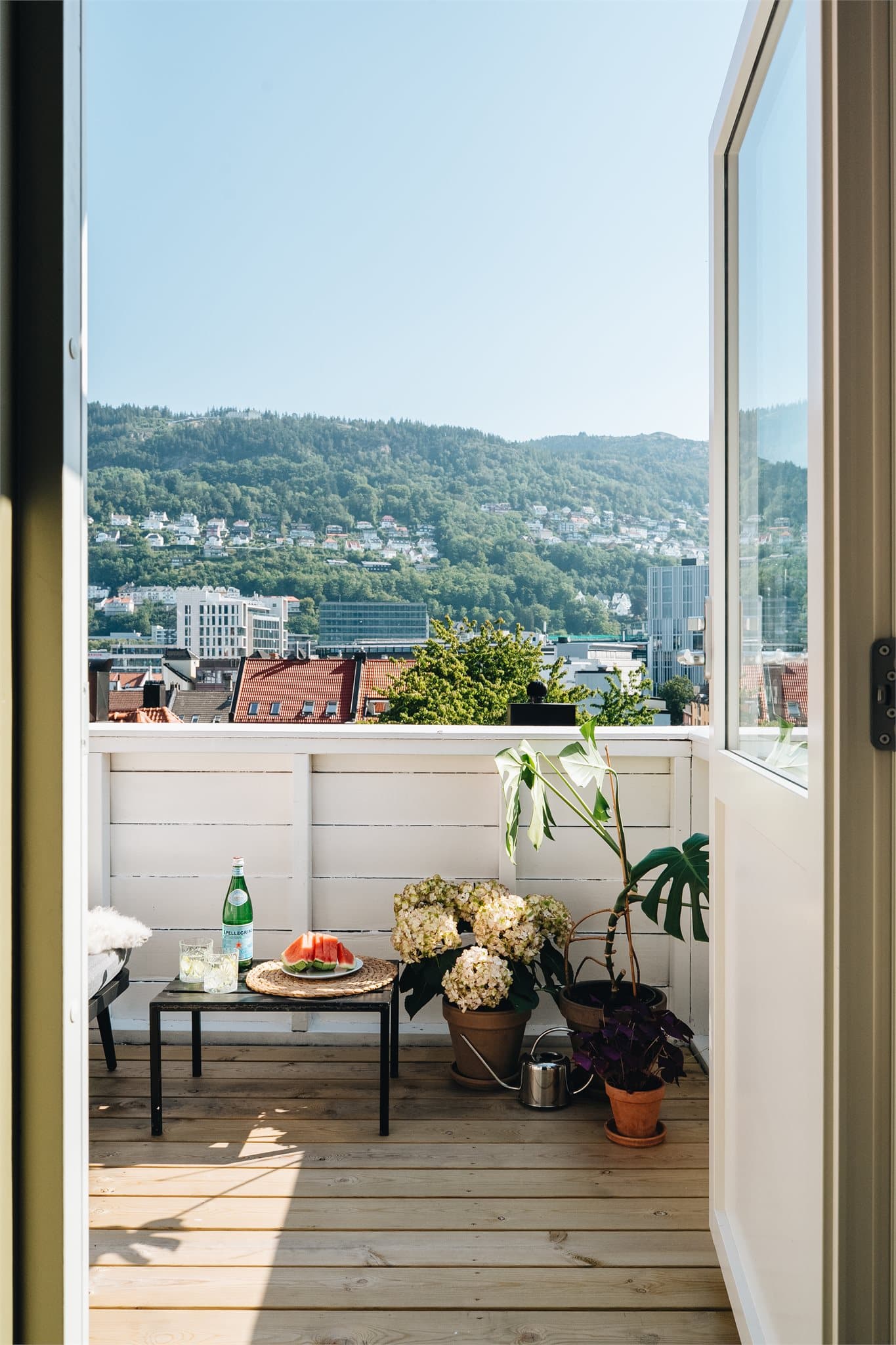 Stå opp og åpne døren til morgensolen som titter inn