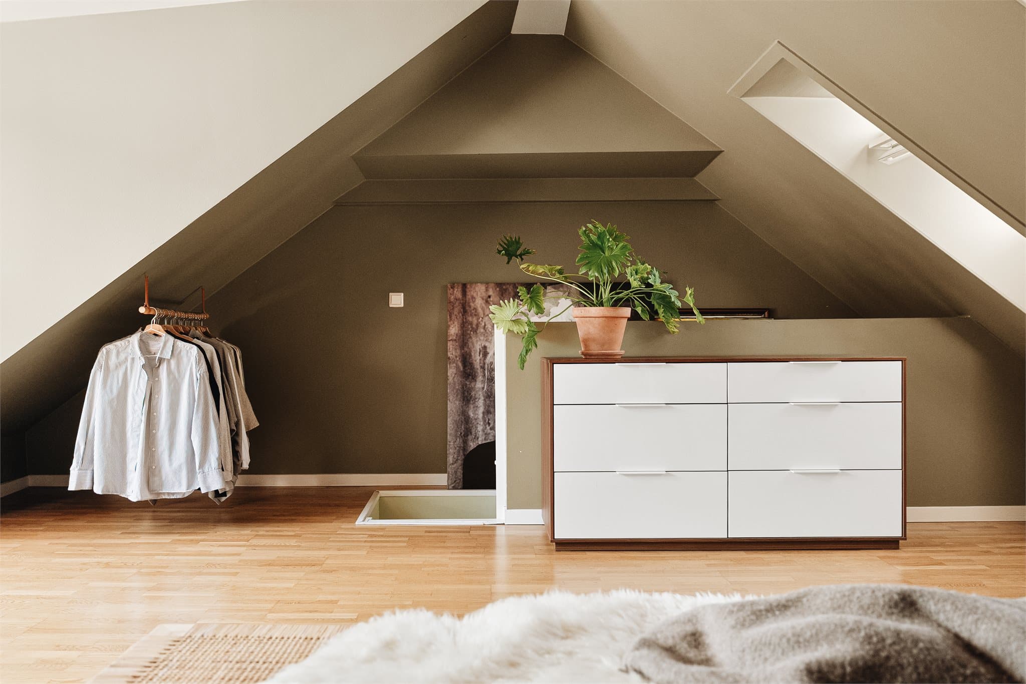 Her er det god plass til en stor dobbeltseng og ulike garderobeløsninger