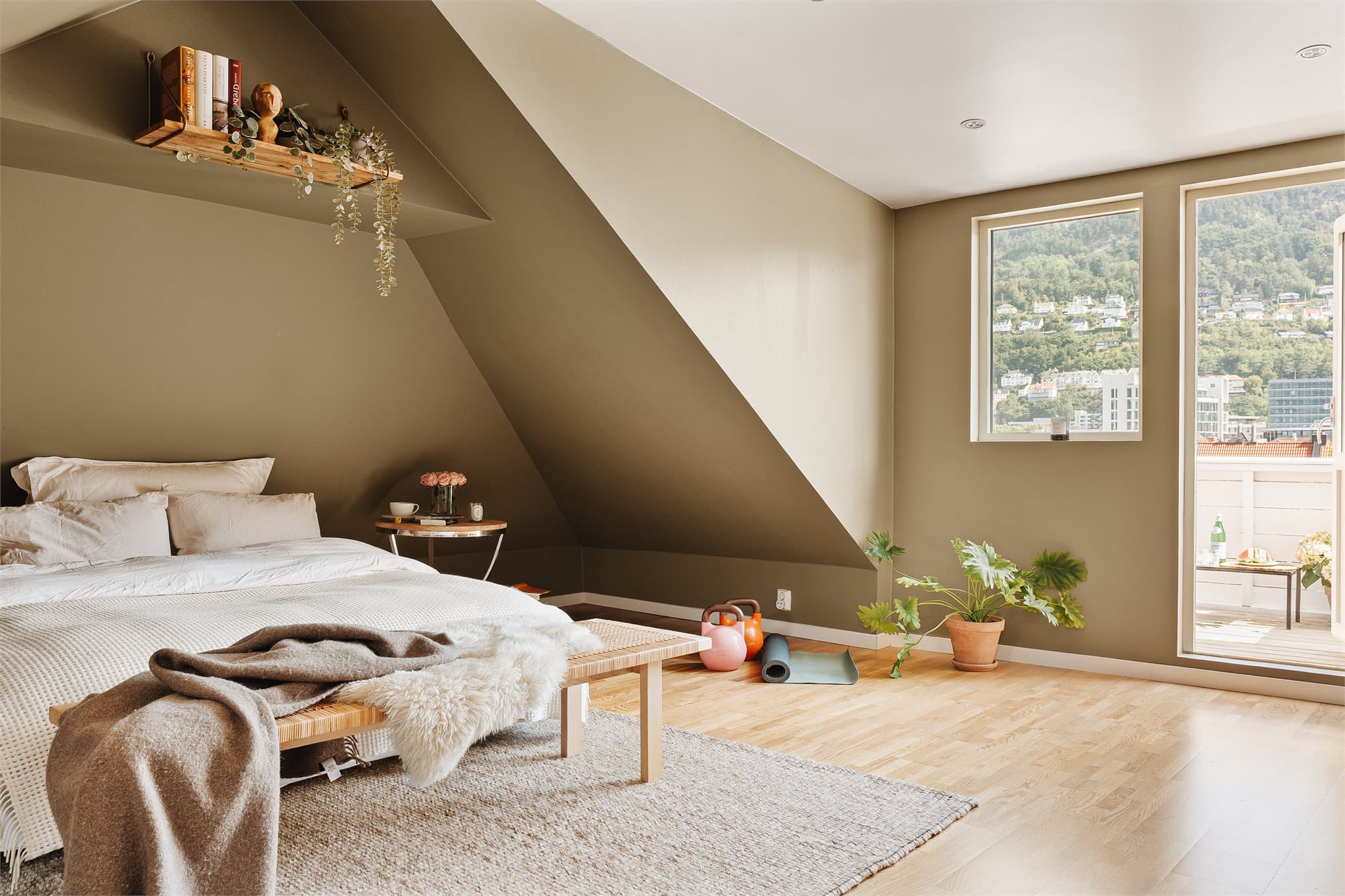 Rikelig med naturlig dagslys slippes inn gjennom de mange vindusflater