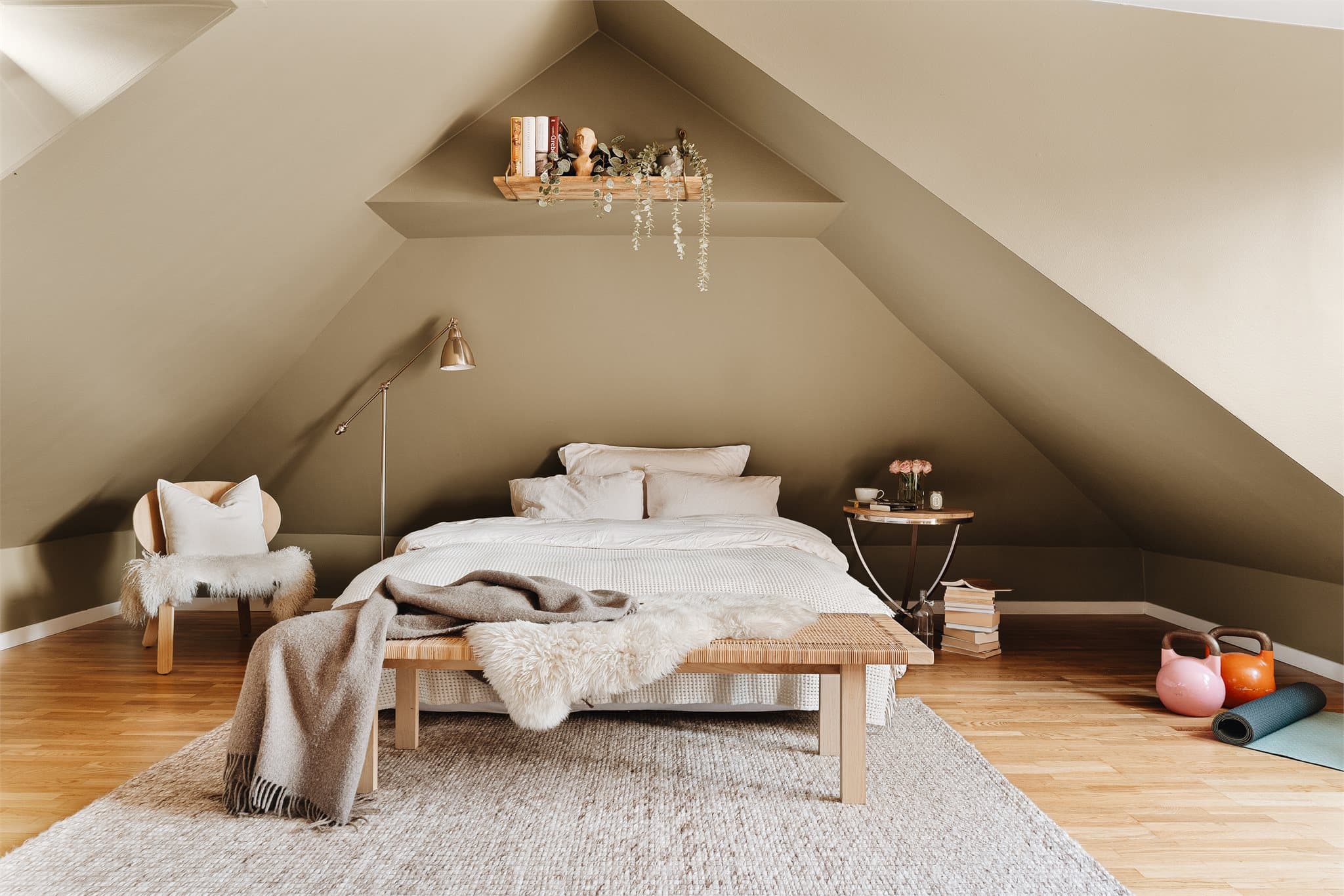 Loftsetasjen brukes som et romslig soverom