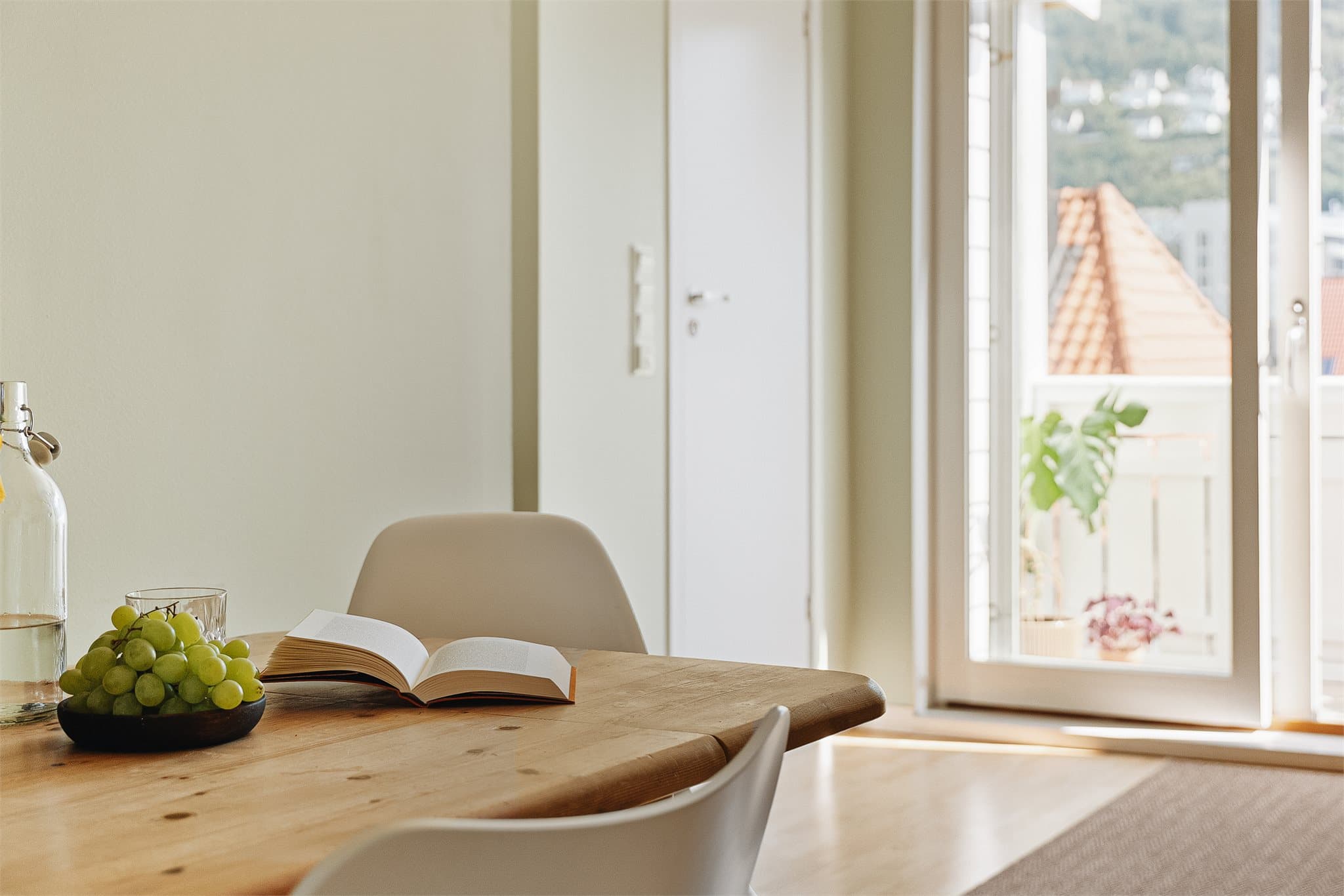 Badet er plasser like innfor balkongen