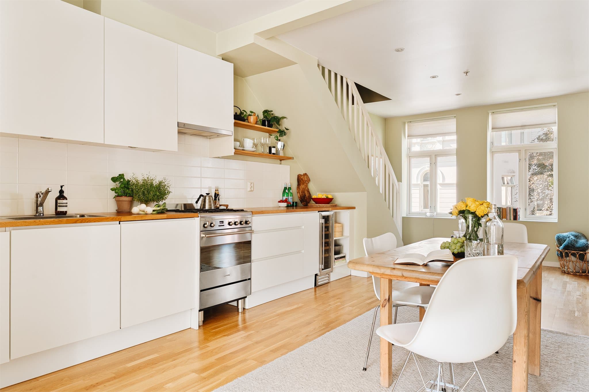 Stort og sosialt kjøkken fra Invita - perfekt for hyggelige måltider med familie og venner