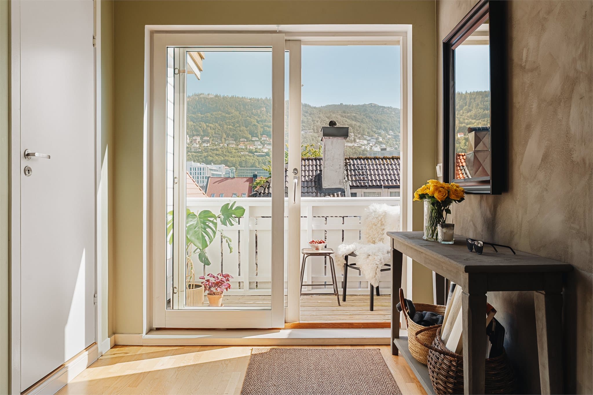 Fra kjøkkenet har du utgang til en nydelig nordøstvendt balkong på 2,0 m²