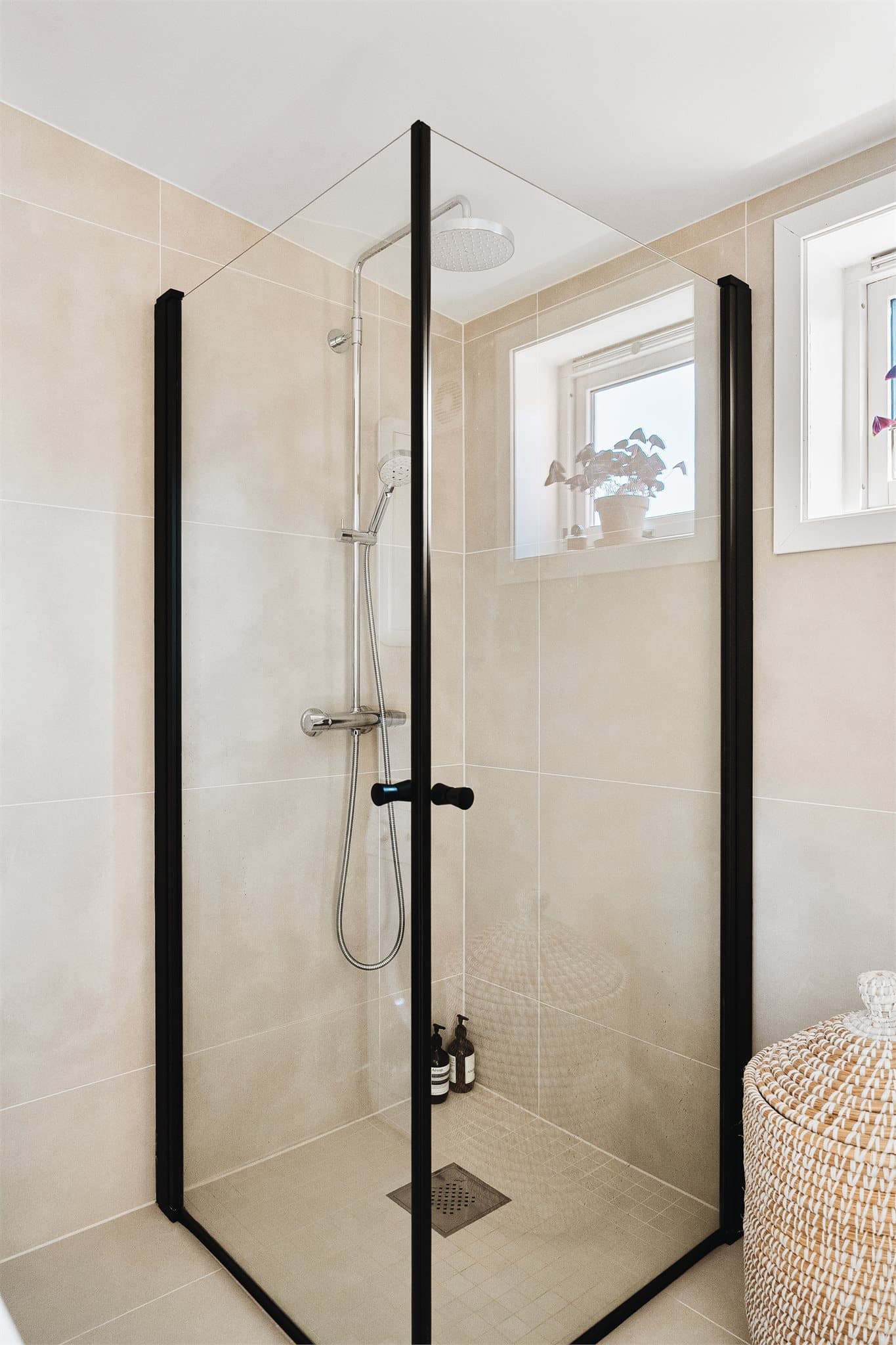 Dusjen er utstyrt med både hånddusj og takdusj