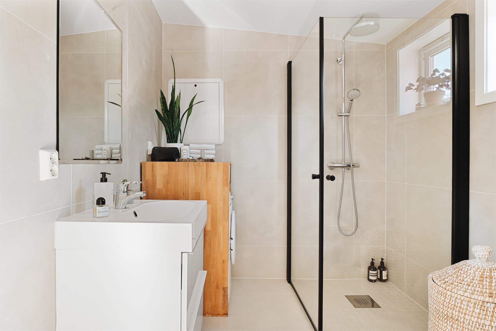 Badet har keramiske fliser på gulv og vegger