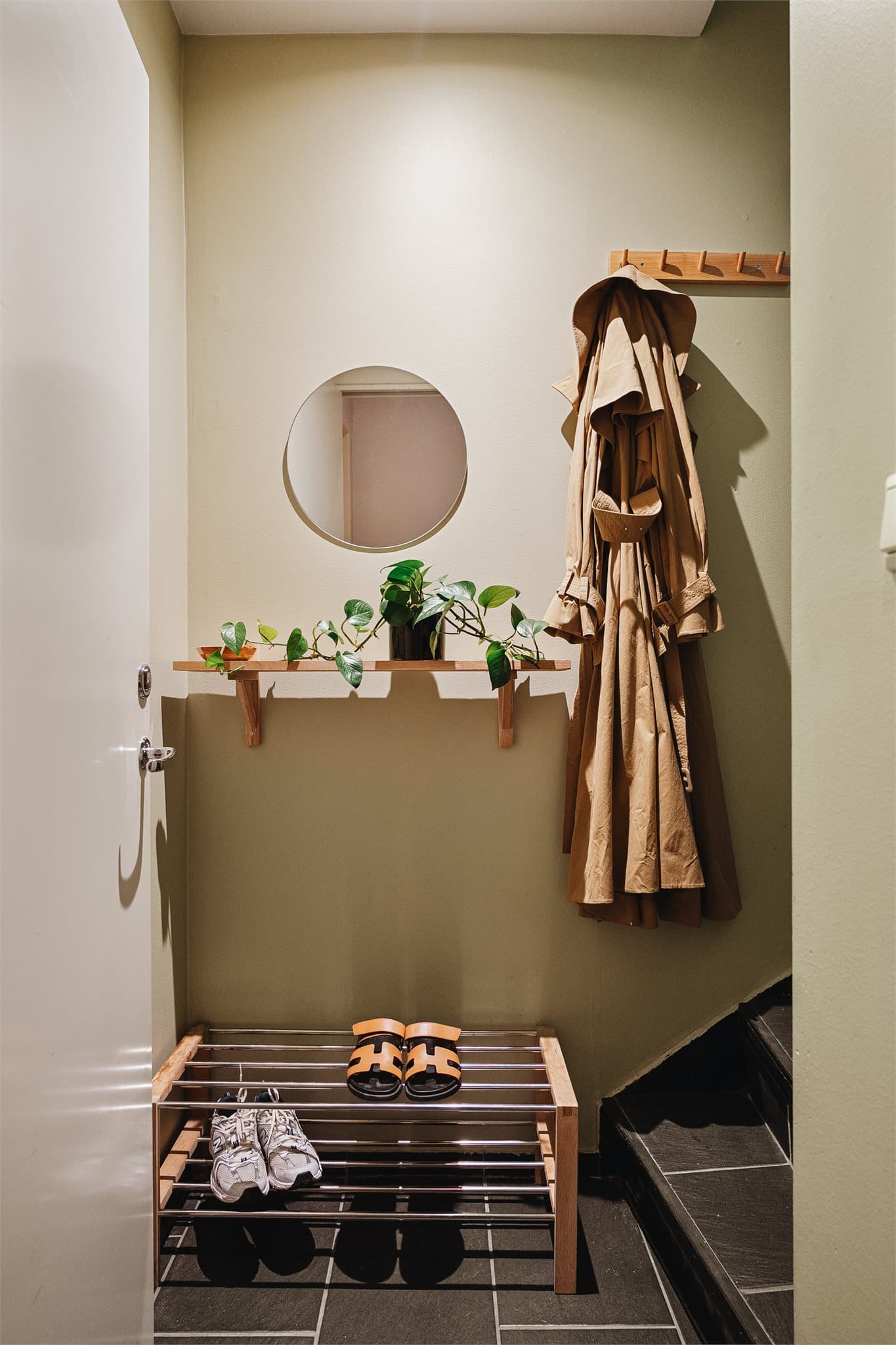 Flislagt entré med god plass til sko og yttertøy - et praktisk og ryddig velkomst