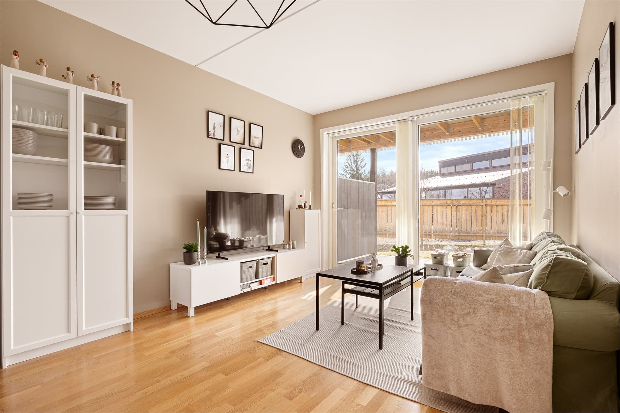 Fra stuen har man utgang til en herlig sørvendt terrasse med gode solforhold.