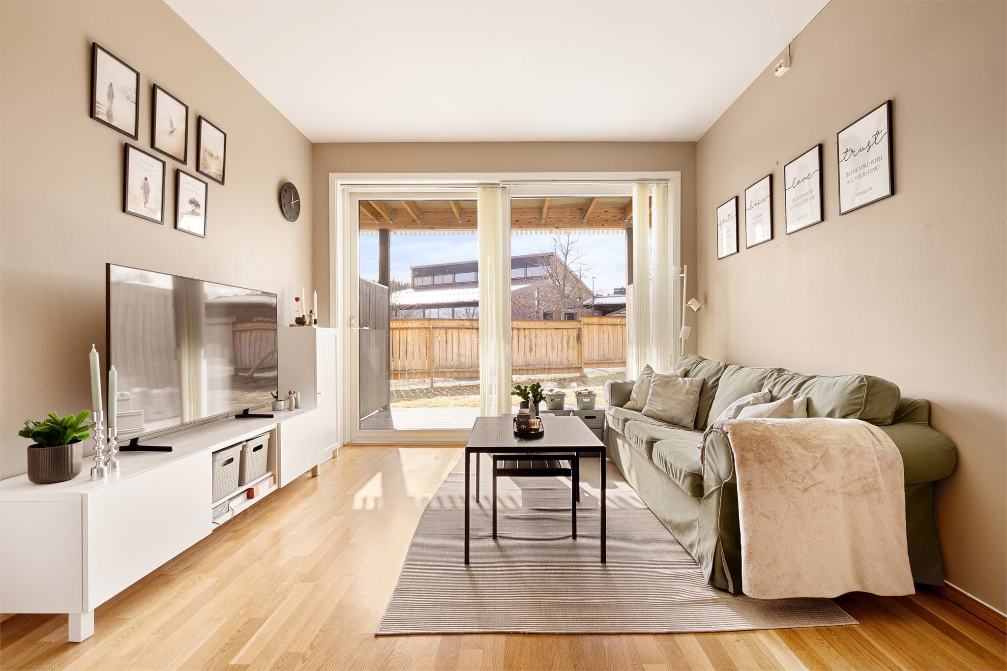 Store vindusflater sørger for godt med naturlig lysinnslipp til stuen.