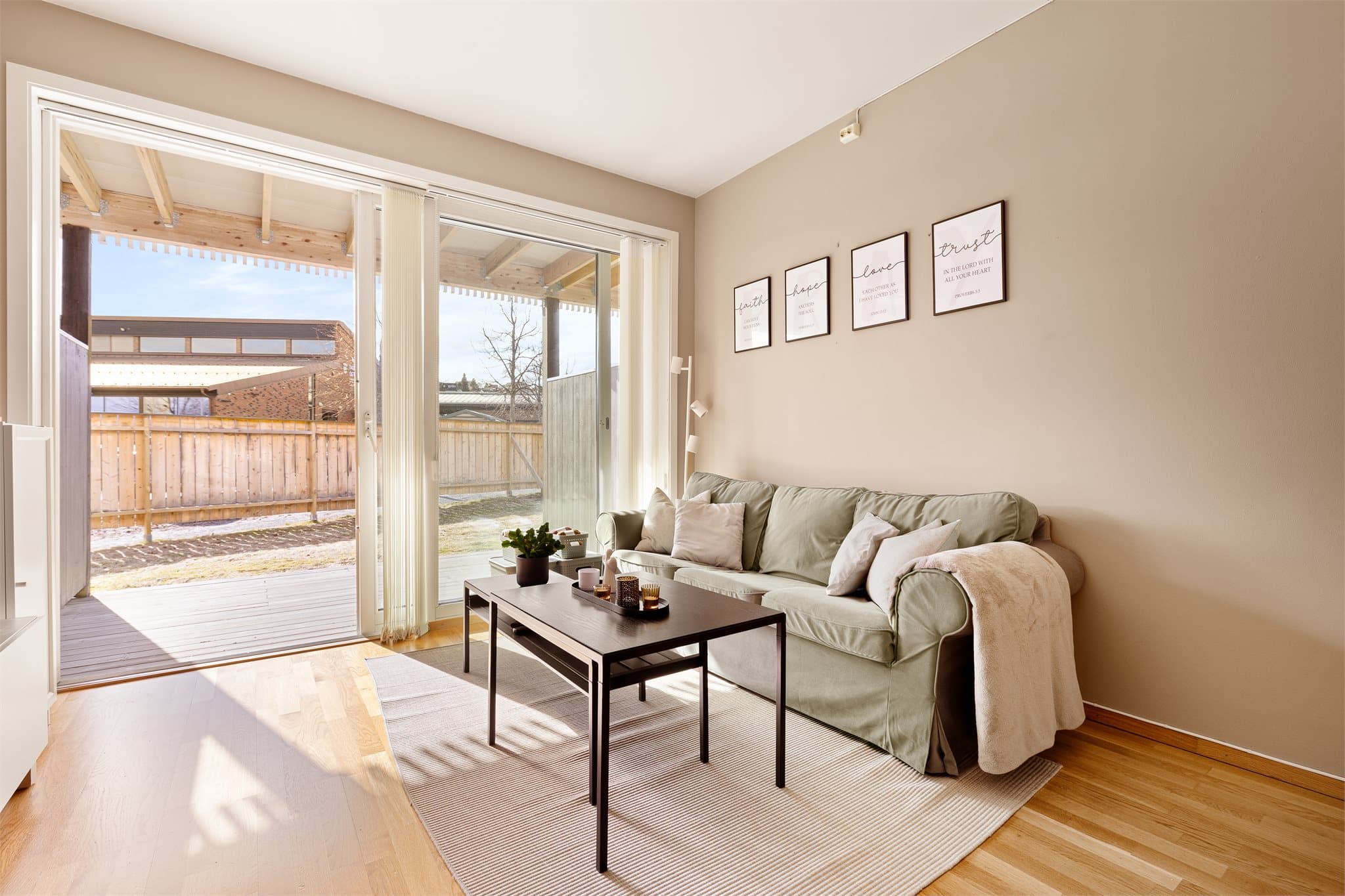 Emera Eiendomsmegling ved Eskil Wahl ønsker velkommen til Anders Wigens veg 28C! Fotograf: Julian Nonstad.