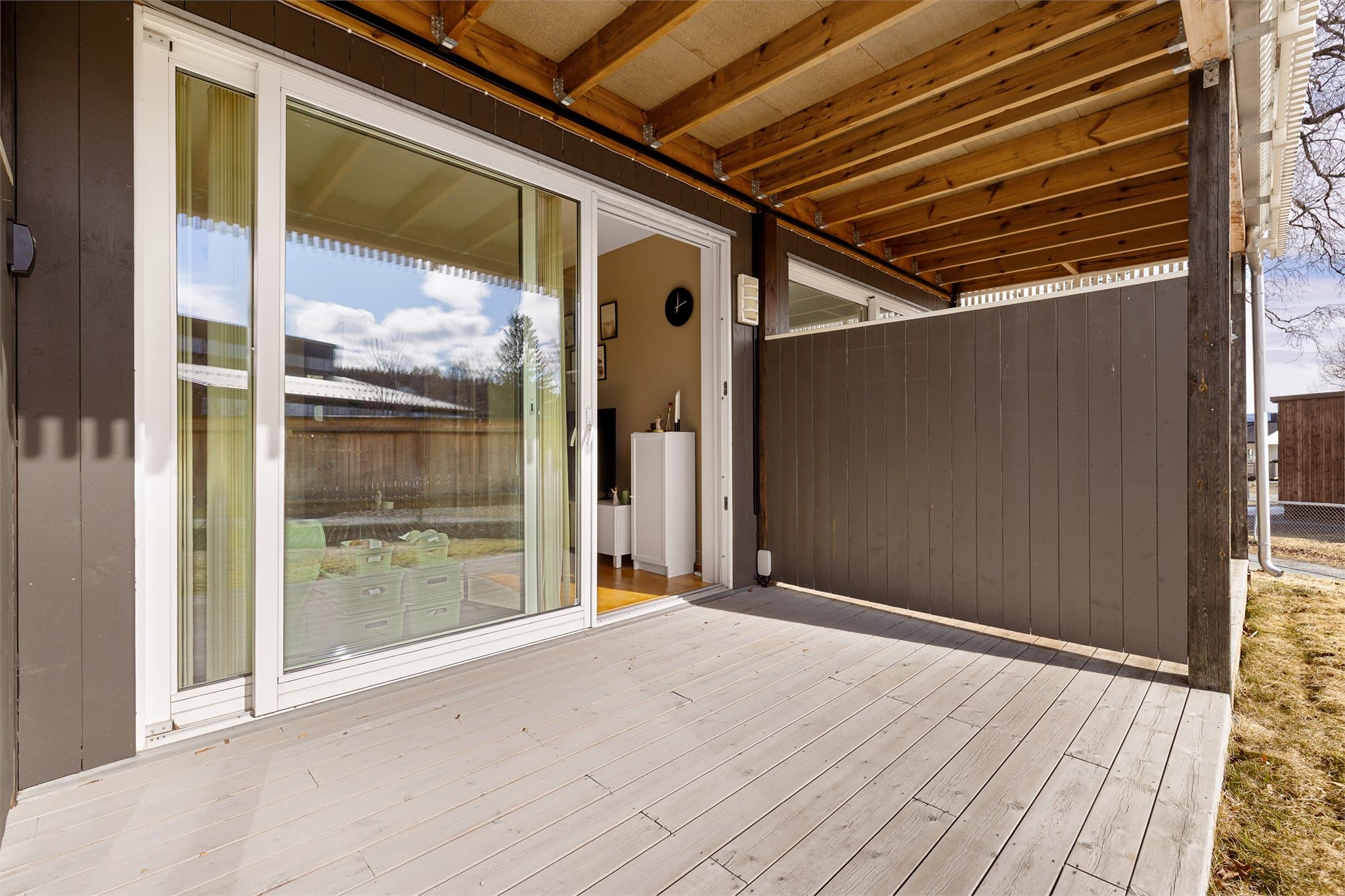 Terrassen er på 8 kvm og er overbygd, noe som gjør at den kan brukes gjennom flere årstider.